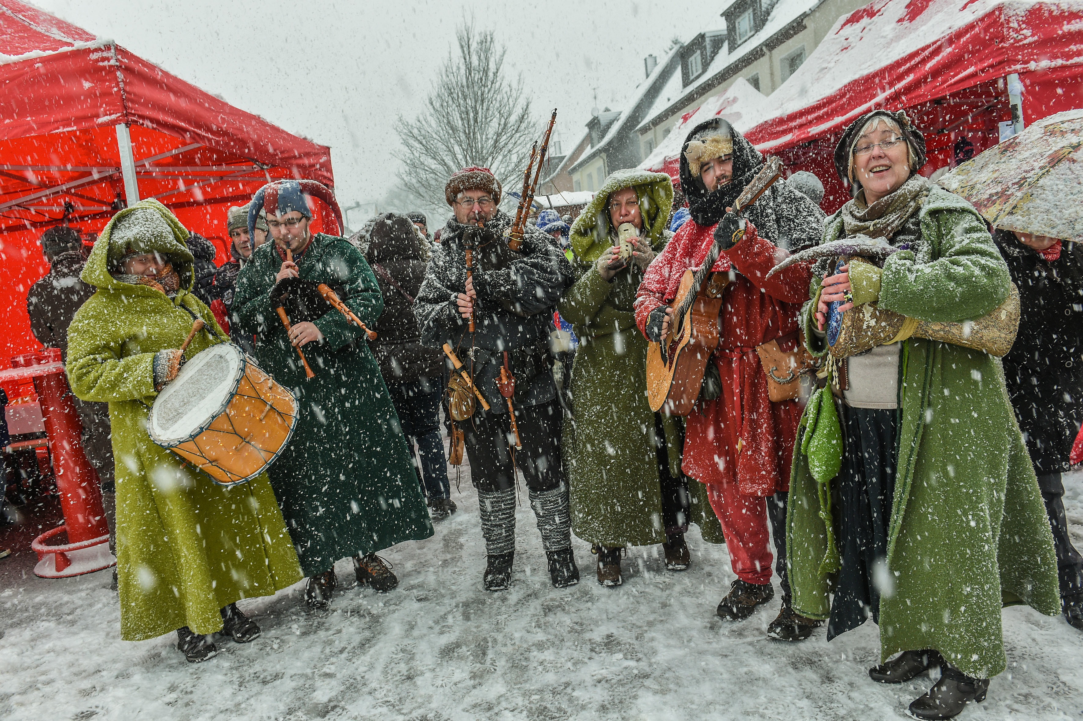 Sieht passend weihnachtlich aus, macht den Untergrund aber rutschig: Mit Schnee versorgt wurde der Haarzopfer Weihnachtsmarkt im vergangenen Jahr.