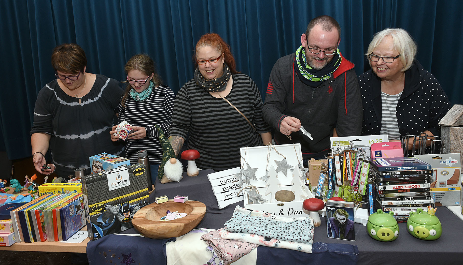 Mit Märkten - auf dem Bild ein Trödelmarkt - locken die Ehrenamtler der Gemeinde häufig viele Besucher an.