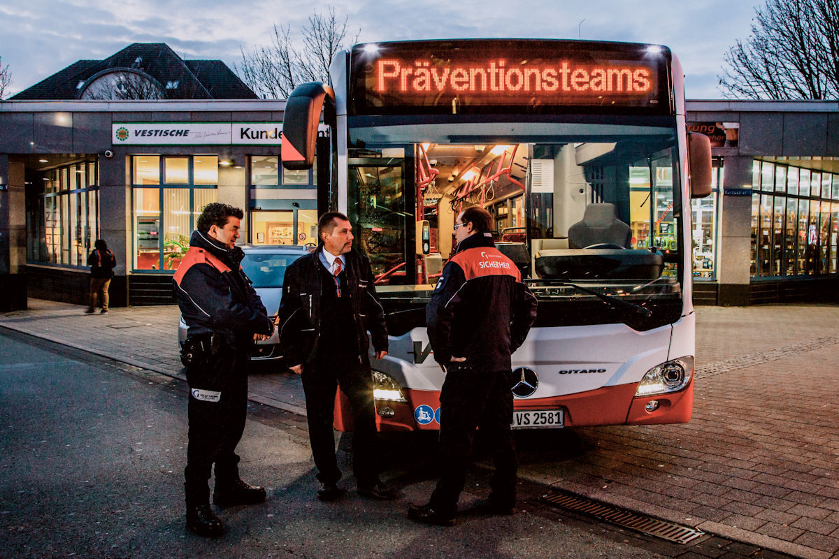 Die drei Präventionsteams bestehen jeweils aus einem ortskundigen Busfahrer und zwei Sicherheitsleuten. Sie sollen gegen übergriffige Fahrgäste vorgehen.