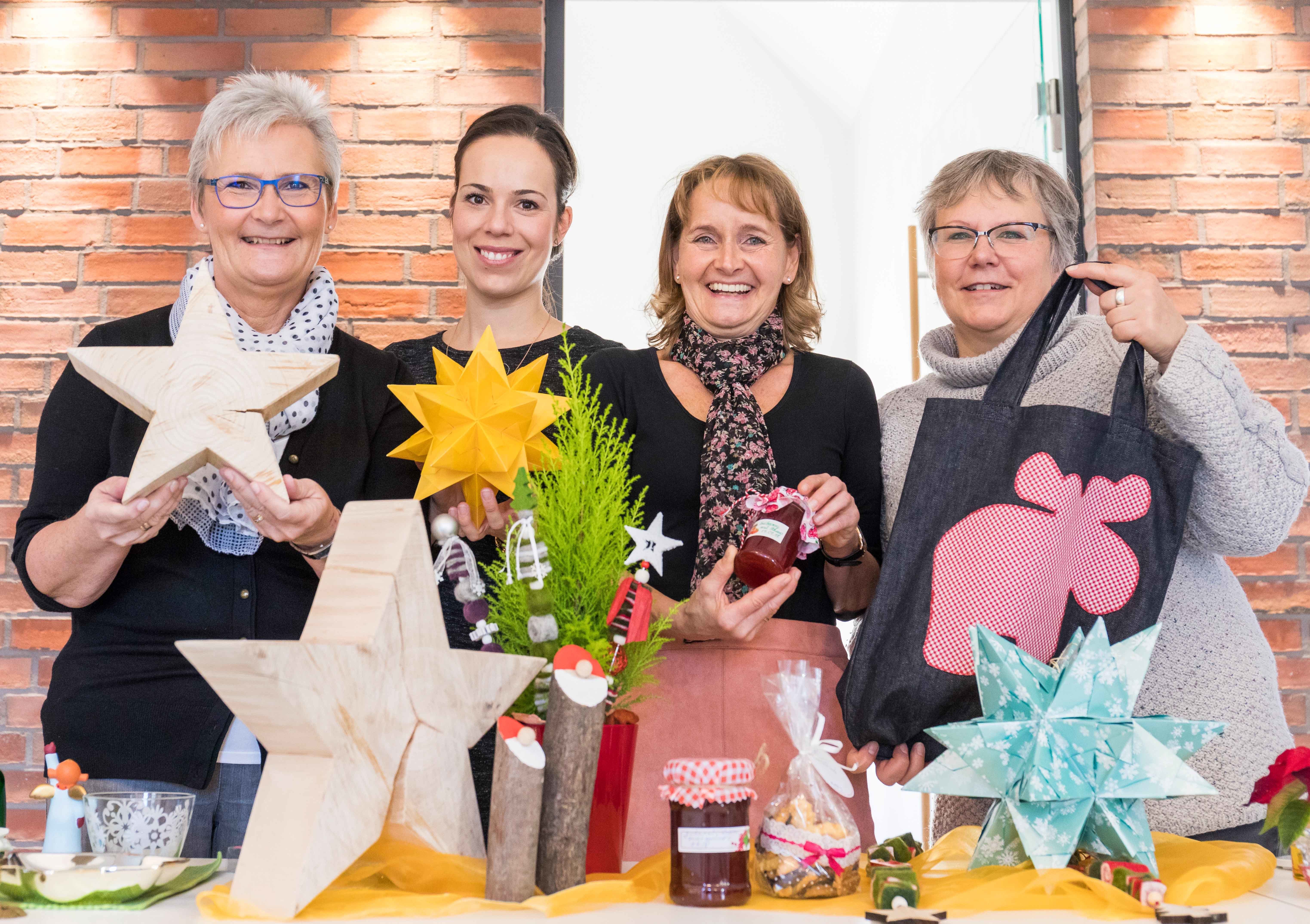 Auf dem Basar boten Hospizleitung Heike Großheimann (links) und die Mitarbeiterinnen des Hospizes Jessica Henes, Brigitte Dünkelmann und Beate Hajooze (von links) gemeinsam mit weiteren Helfern unter anderem selbstgemachte Marmeladen und Weihnachtsdekorationen sowie selbstgenähte Taschen an.