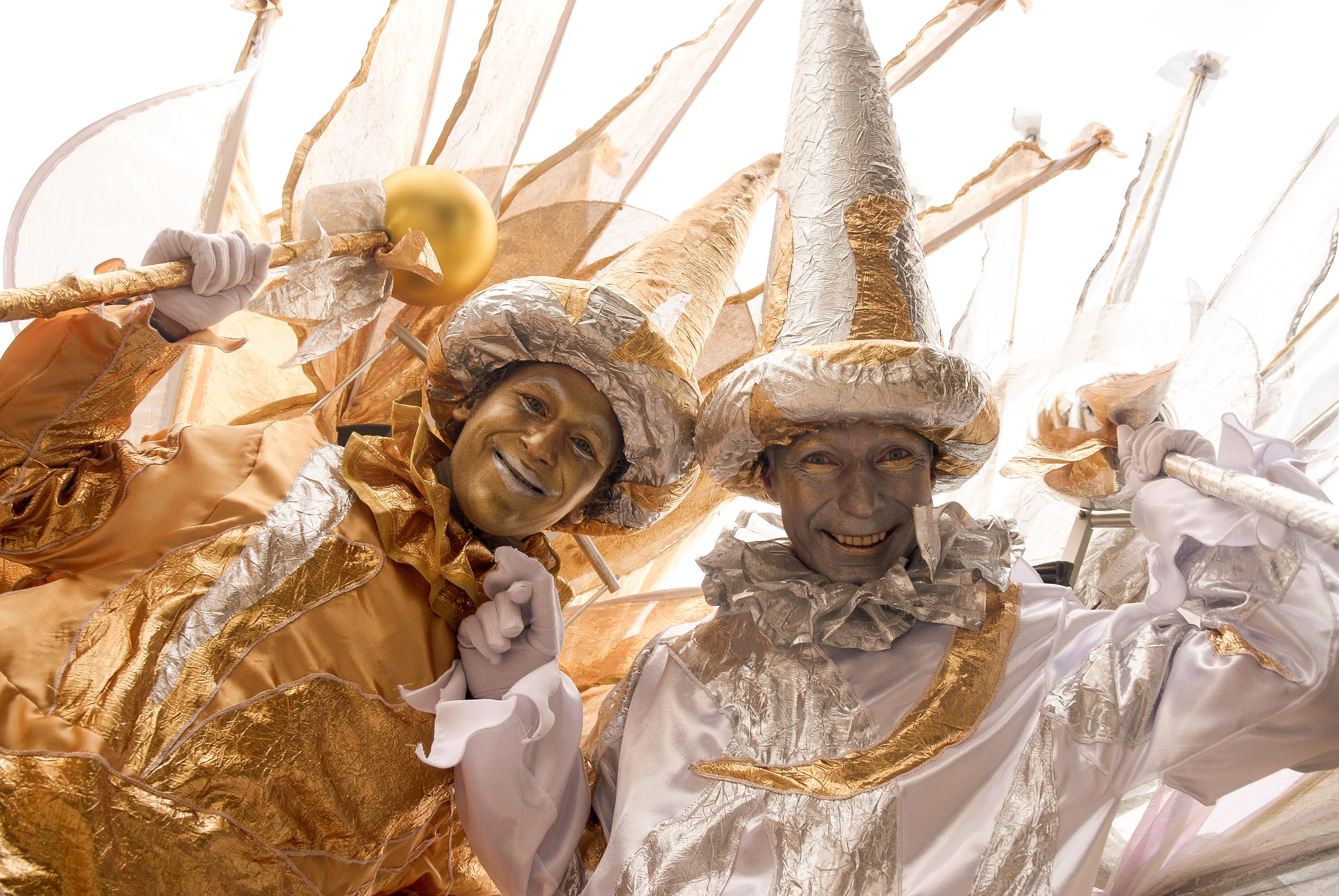 Die Stelzenläufer "Gold und Silber" werden durch die Innenstadt flanieren.