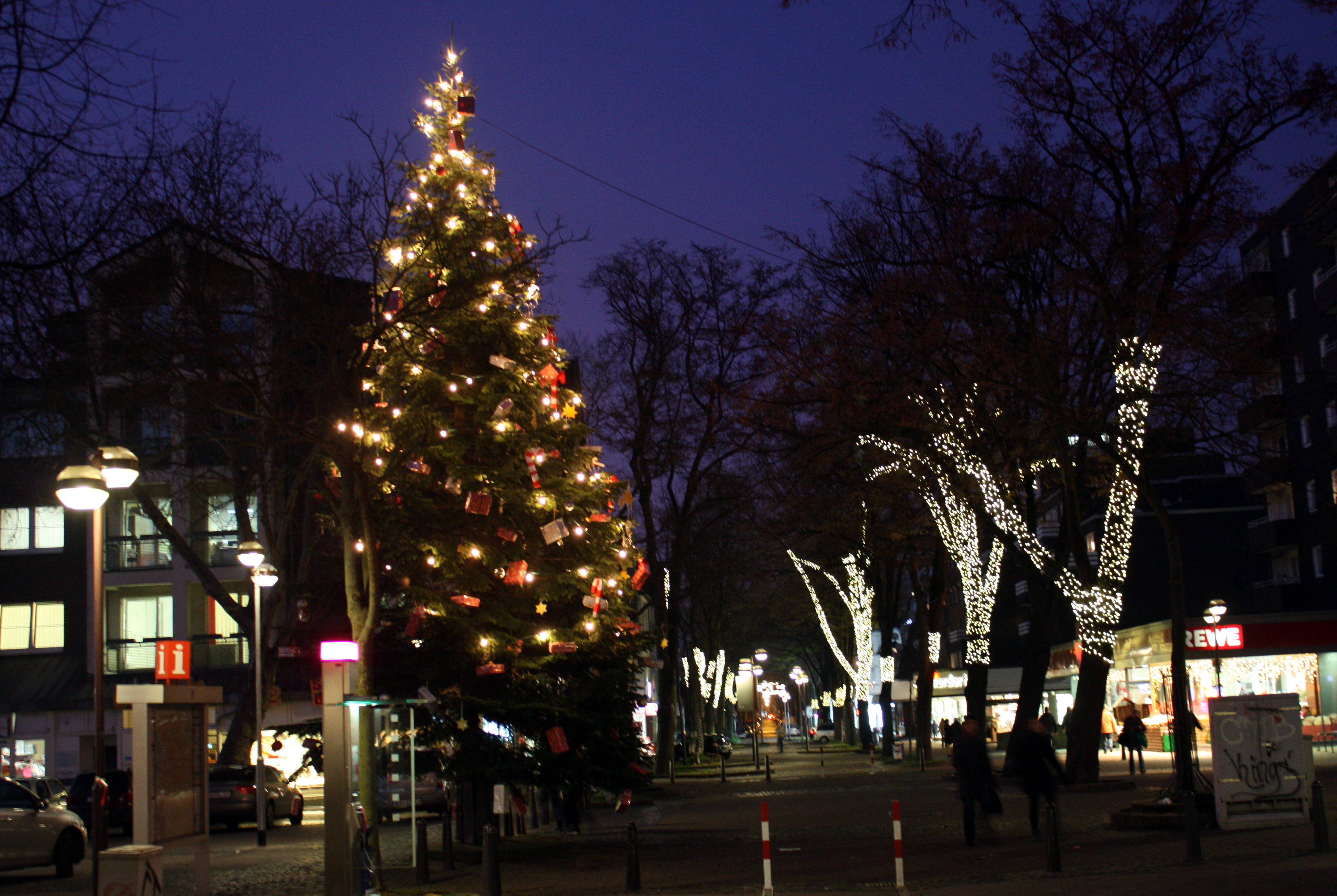 Für manche Kinder bleiben zu Weihnachten auch kleine Wünsche unerfüllt. Tobias Kierdorf zeigt erneut ein Herz für Kinder. Mit ins Boot geholt hat er Pfarrer Michael Hüter von evangelischen Kirchengemeinde Neumühl.
Foto: Reiner Terhorst