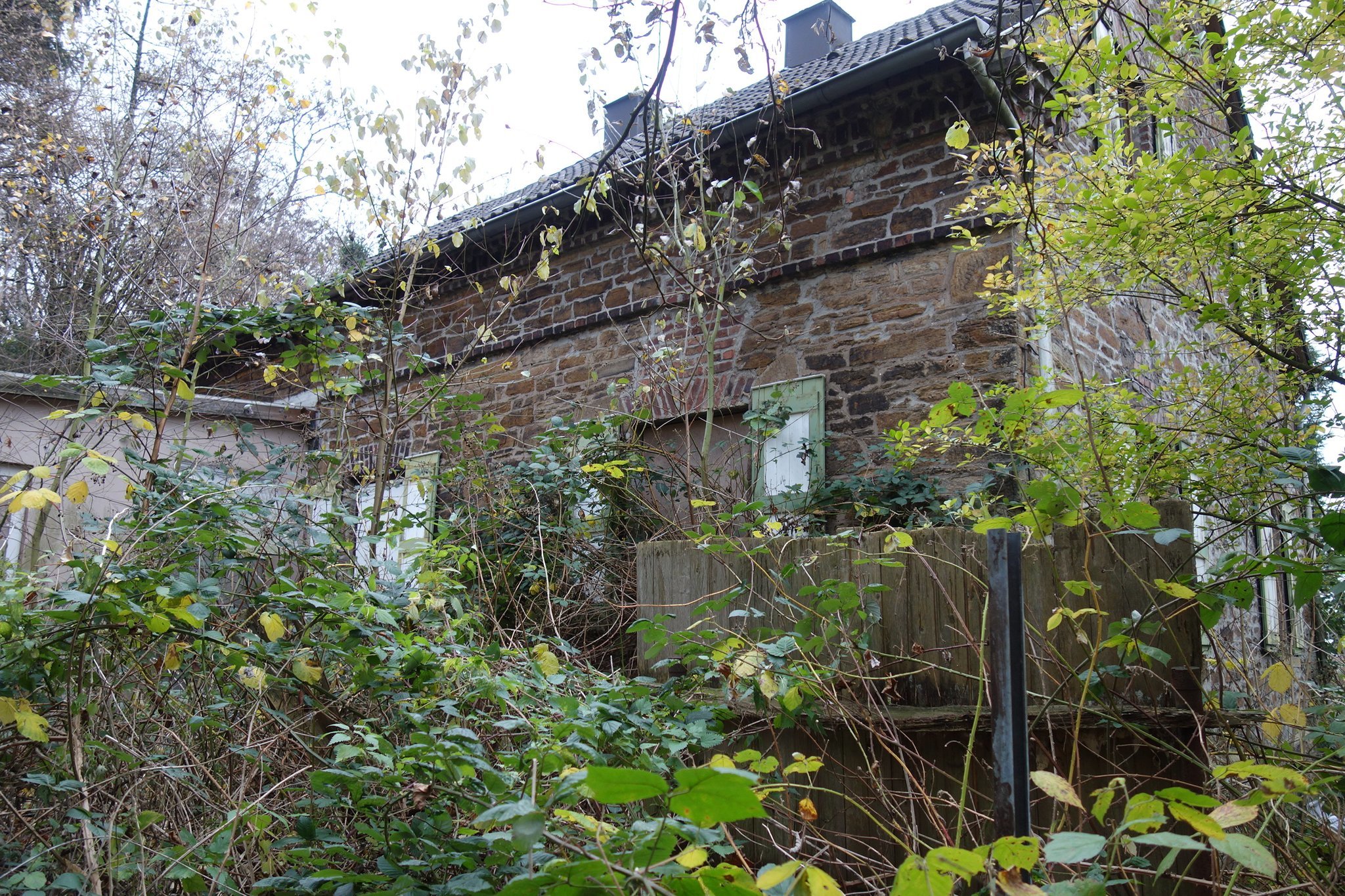 Um dieses historische Bruchsteinhaus geht's. Die Lösung der Stadt: Abriss.