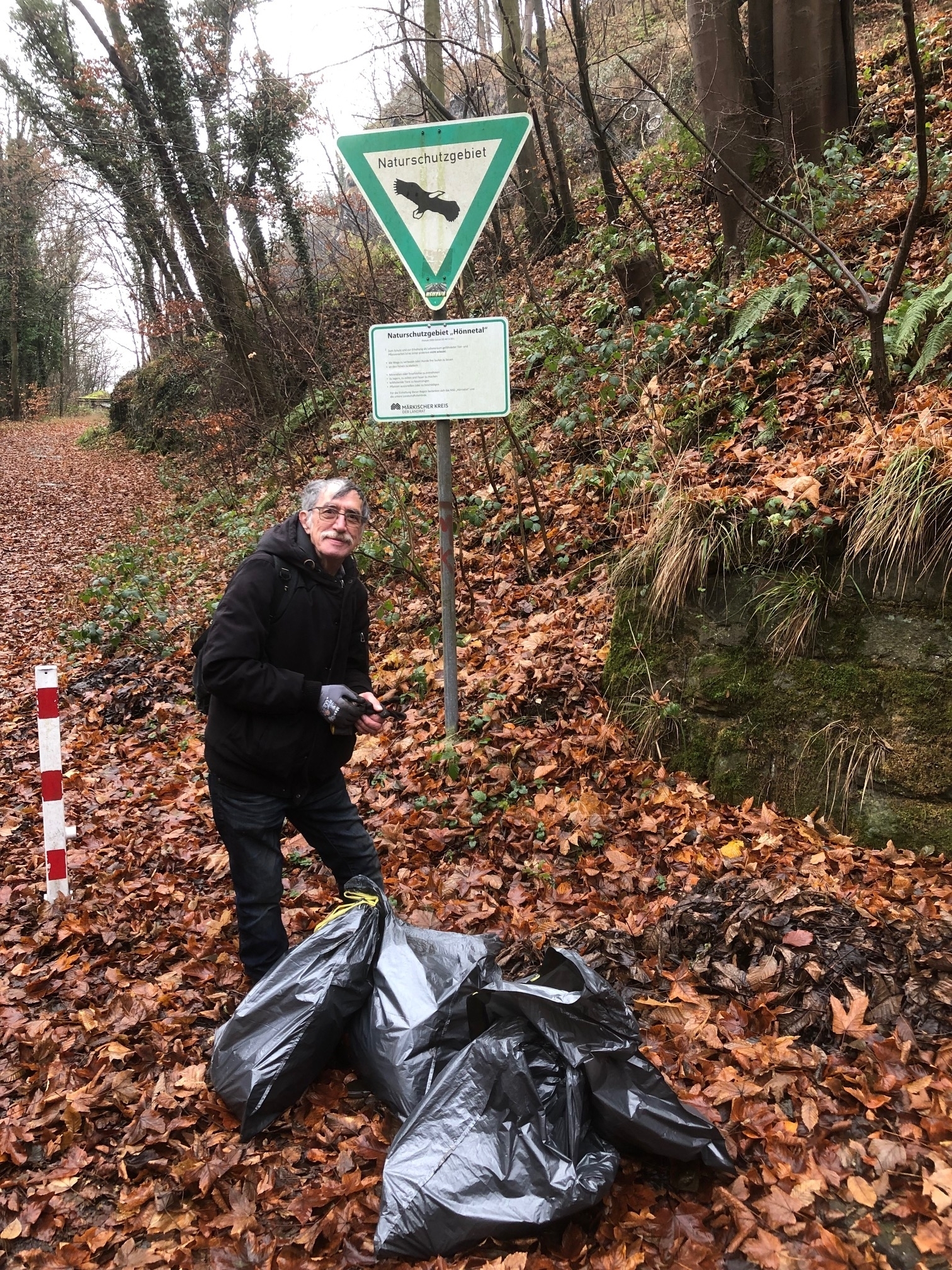Insgesamt wurden vier Säcke Müll und Unrat aus dem Hönnetal entfernt.