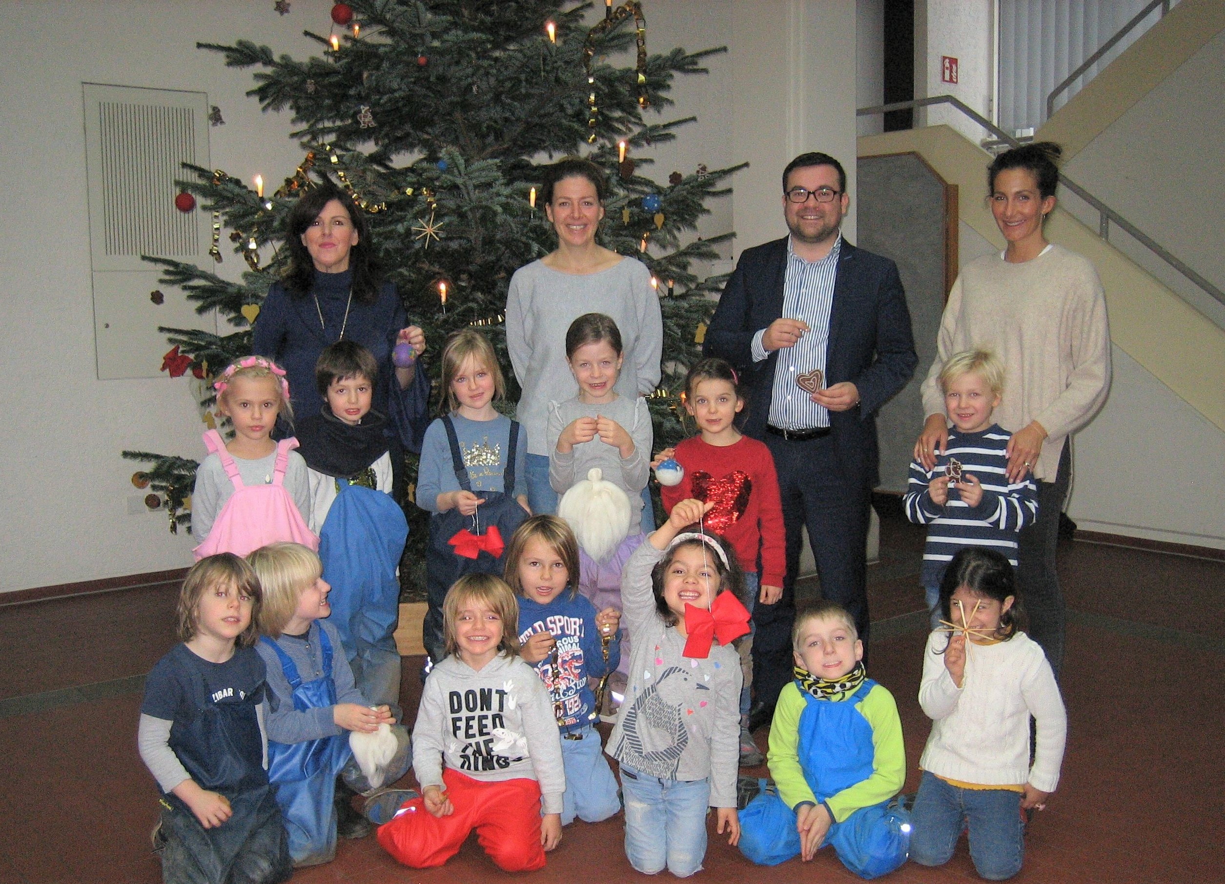 Bürgermeister Dimitrios Axourgos (hinten 2. von rechts) und Gabriele Stange, Referentin des Bürgermeisters (hinten links), mit Kindern und Erzieherinnen des Waldorfkindergartens.