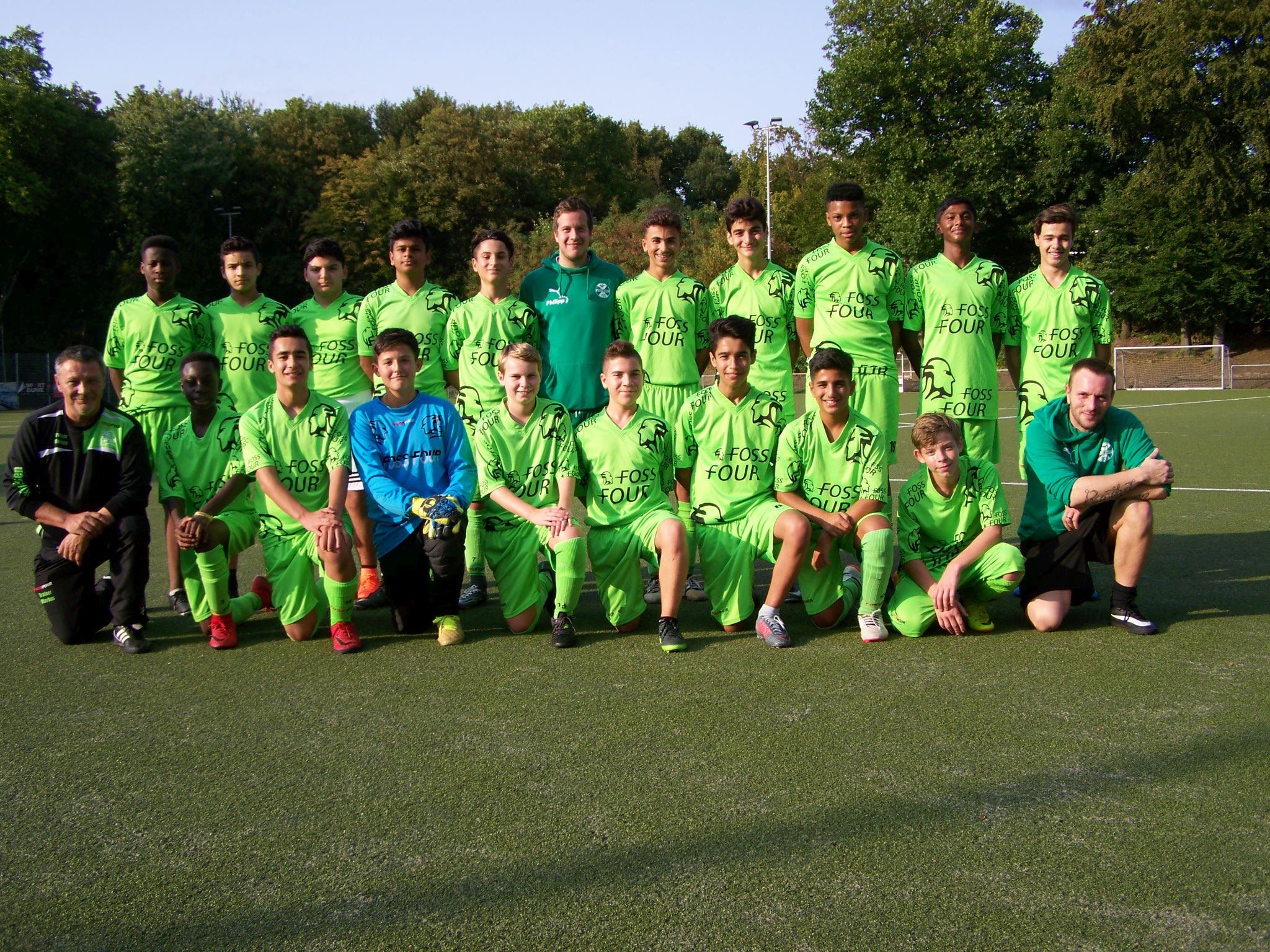 SC Phönix Essen, C1 Mannschaft (Photo Marx), hinten, v.l.: Jesse, Kheirallah, Emin, Lavinan, Enis, Trainer Ibrahim, Zakaria, Melih, Aristide, Rupeshwar, Abdullah, vorne, v. l.: Trainer Markus, Stephen, Mesbashahir, Elion, Ole, Joel, Amed, Rahin, Ricardo, Trainer Marcel