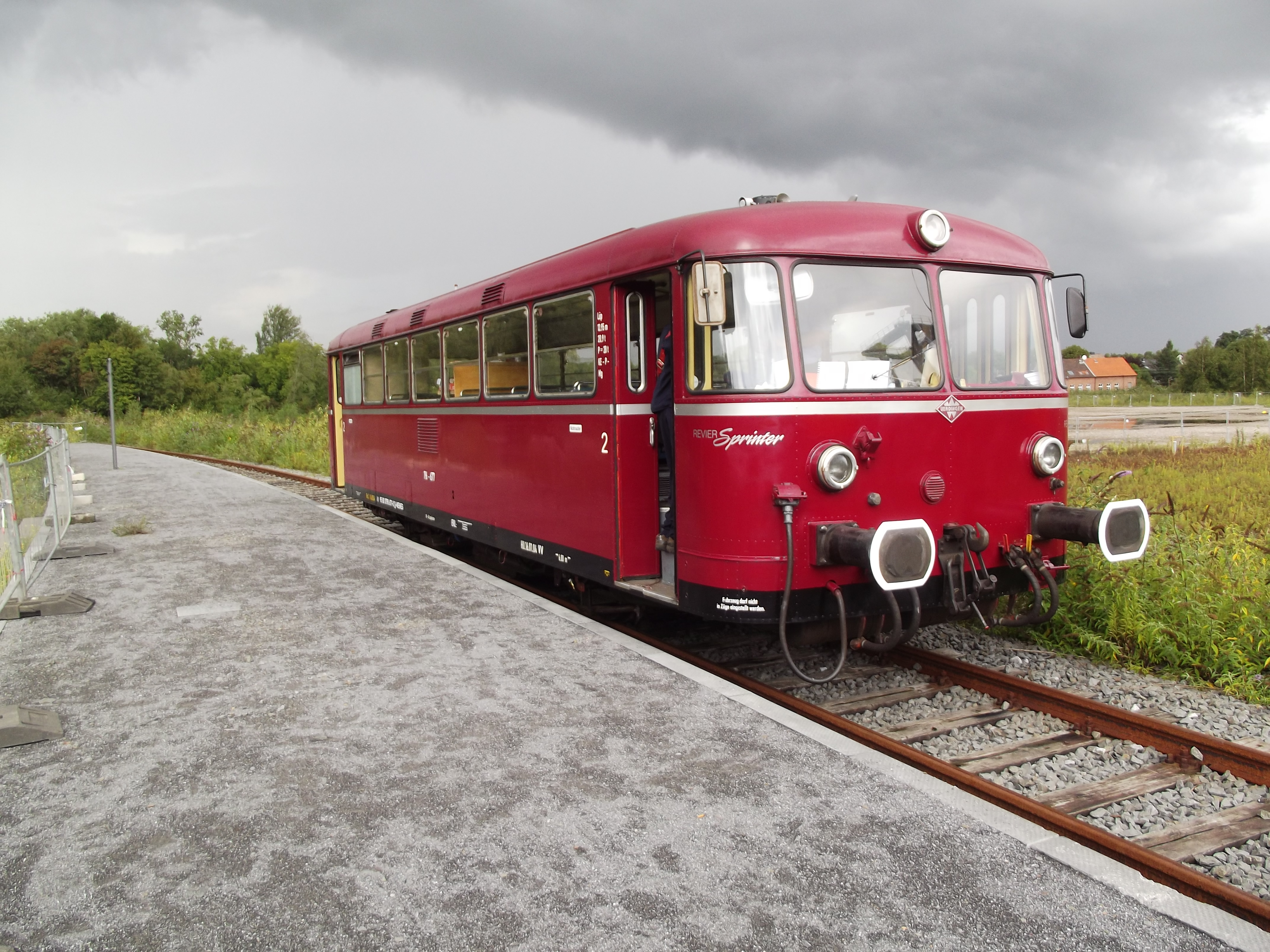 Im historischen „Uerdinger Schienenbus“ aus den 50er/60er Jahren geht es ab Borken, Rhade, Dorsten und Gladbeck West zum nostalgischen Weihnachtsmarkt in Hattingen.