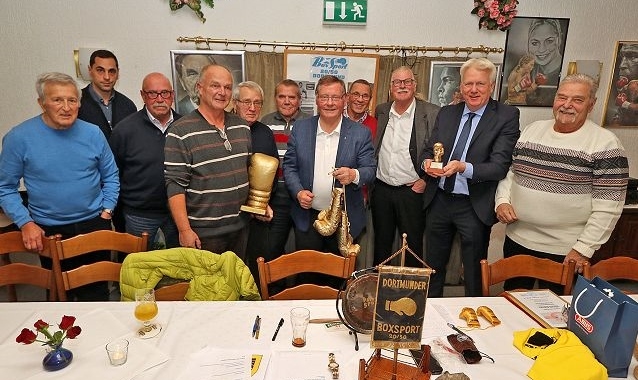 Oberbürgermeister Ullrich Sierau (Zweiter von rechts) mit dem Goldenen DBS-Handschuh. Es freuen sich von links: Hans Mühlbauer, Dr. Christian Schmid, Udo Saß, Mathias Burchardt, Ehrenfried Hübner, Heinrich Cibulski, Dieter Schumann, Peter Torlop, Manfred Henne, "OB" Ullrich Sierau und Peter Piira.