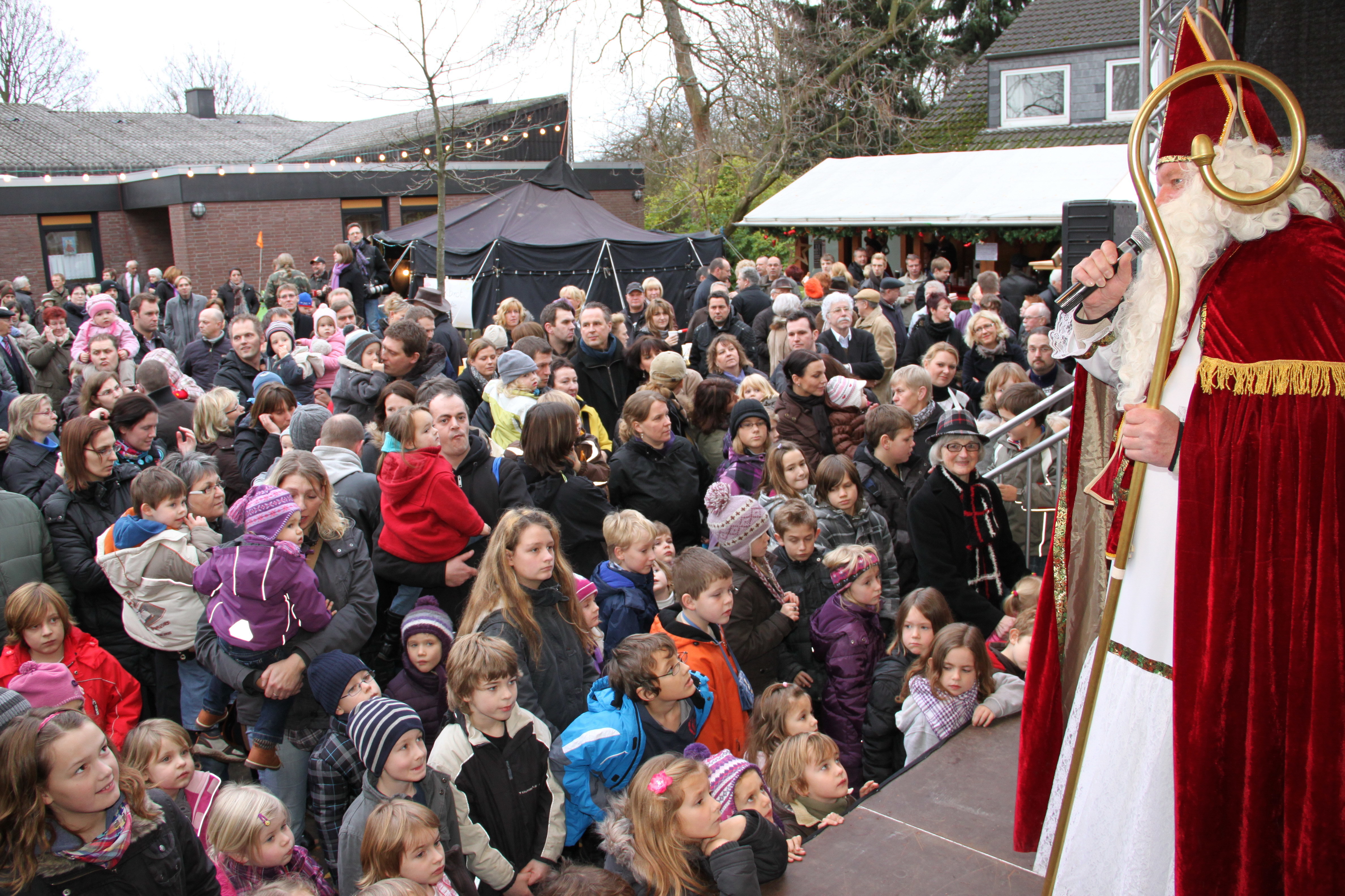 Die Besuche von Nikolaus sind Höhepunkte des Fests.