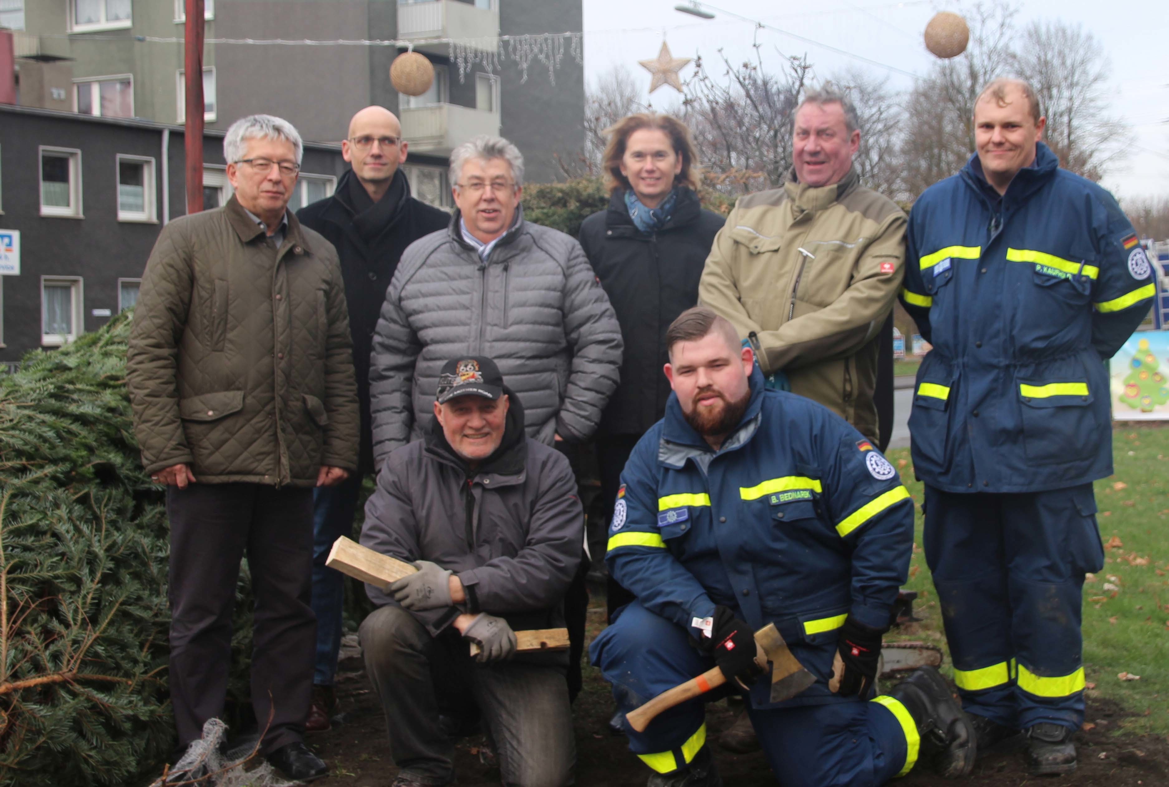 Kurz vor dem Aufrichten des Baums: Michael Werner (EUV Stadtbetrieb), Marc Frese (Mein Ickern), Julius Wandelt (JVA Castrop-Rauxel), Maria Allnoch (innogy SE), Mario Pallasch (Mein Ickern), P. Kaufhold (THW), Uwe Frisch (Mein Ickern) und B. Bednarek (THW) .