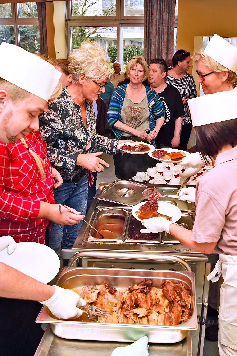 110 Gäste hatten sich für das Gänsebraten-Essen im Elisabeth-Brune-Zentrum in Rentfort-Nord angemeldet. Übrigens: Aufgrund der großen Nachfrage wird die Veranstaltungsreihe "Rentfort tischt auf" auch im Jahr 2019 stattfinden.