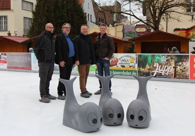 Wagten sich auf den glatten Kunststoff: v.l.: Stadtwerkemitarbeiter Frank Moseleit, Geschäftsführer Carsten Schier, Bürgermeister Bodo Klimpel, und Glice-Vertreter Sven Köhler. Im Vordergrund sind die Lauflernhilfen für die Kleinen. Foto: Stadt
