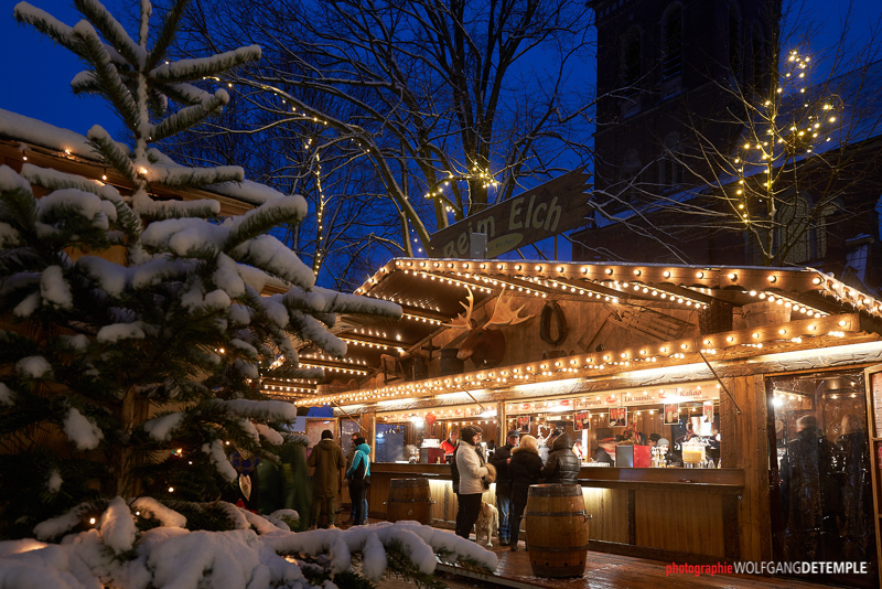 Zwischen Sauerländer Dom und Sparkasse ist erneut der Neheimer Weihnachtstreff entstanden mit dem beliebten Gasthaus ‚Zum Elch‘, als kommunikativem Mittelpunkt.