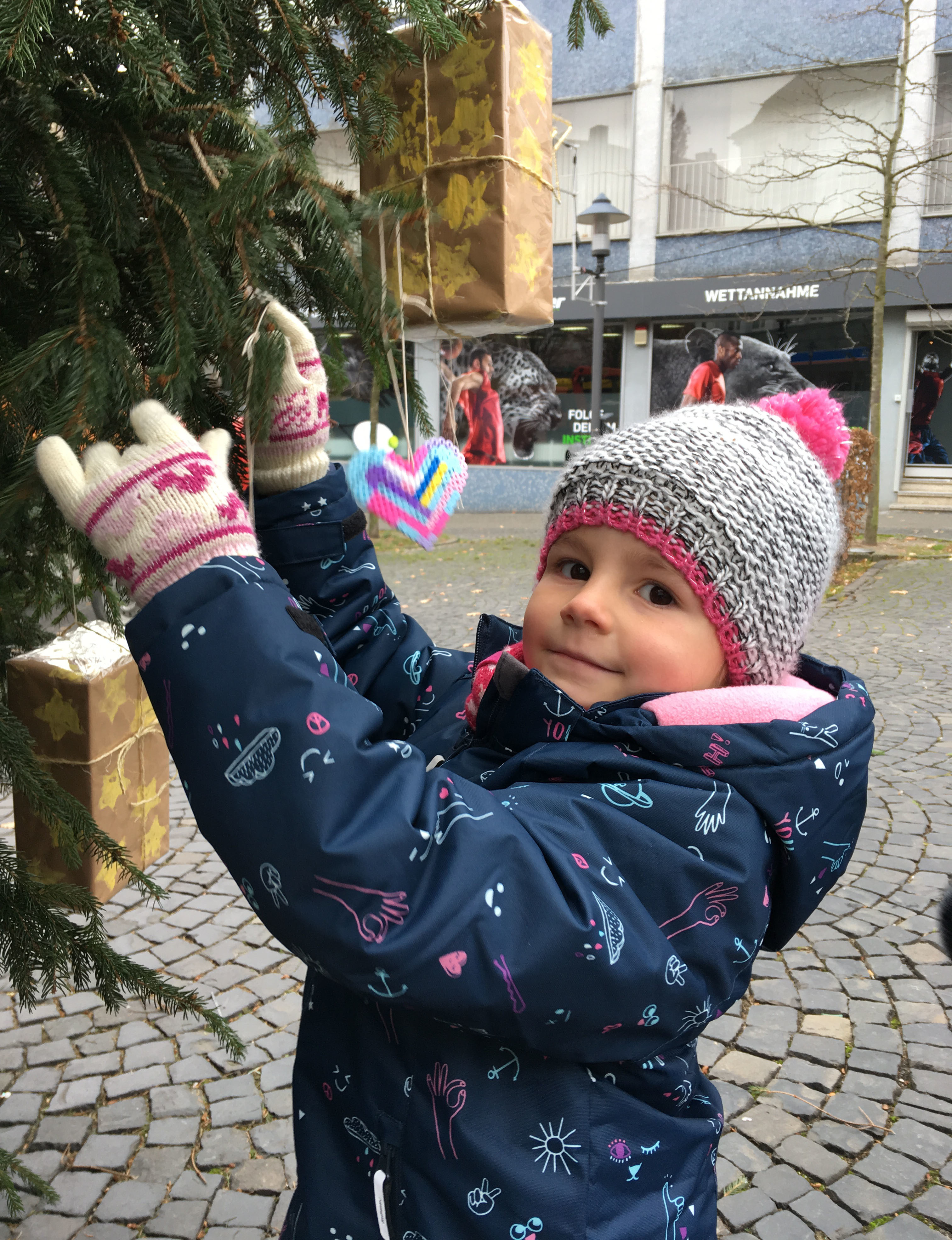 Greta muss sich ganz schön recken.