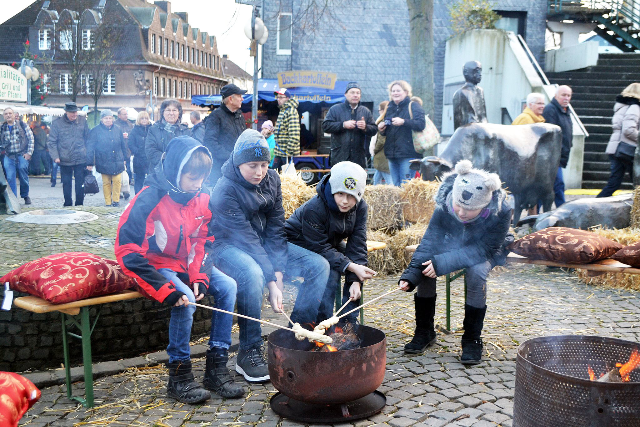 Das Stockbrot über dem lodernden Feuer war bereits im letzten Jahr ein beliebter Anziehungspunkt für die Kids.