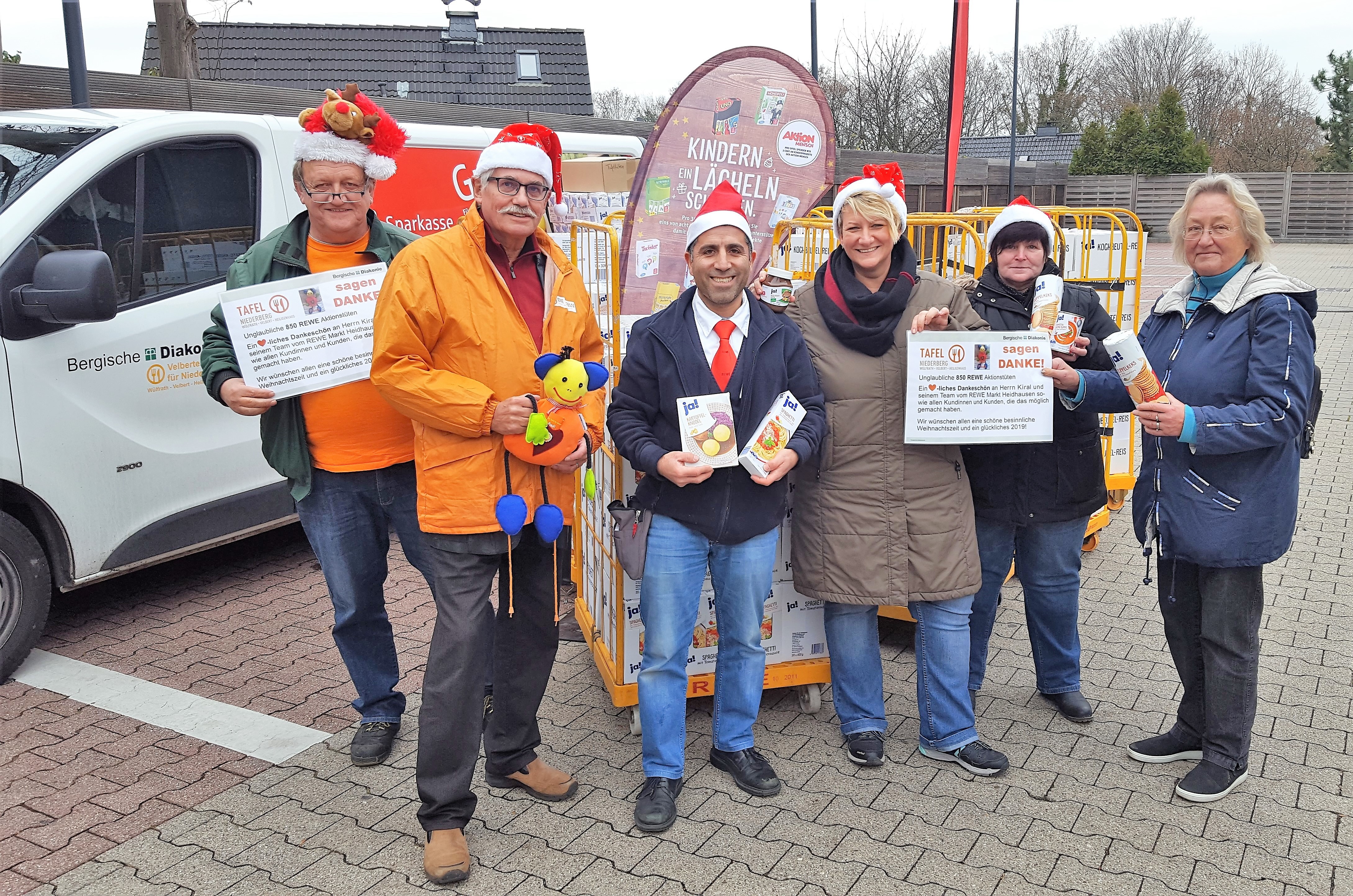 REWE-Filialleiter Murat Kiral konnte riesige Mengen haltbarer Lebensmittel an die Tafel Niederberg der Bergischen Diakonie übergeben.
Foto: Henschke