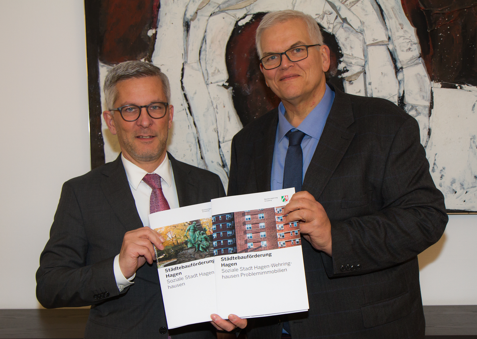 Das Foto zeigt Oberbürgermeister Erik O. Schulz (l.) und Regierungspräsident Hans Josef Vogel.
