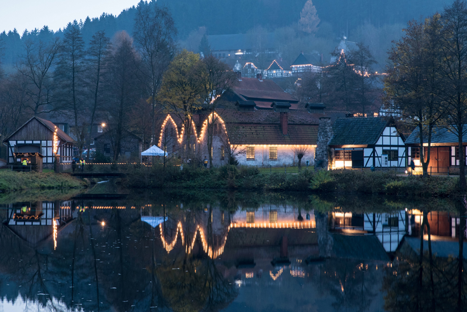 Die illuminierten Fachwerkhäuser sorgen zusammen mit den geschmückten Weihnachtsmarkthütten für eine ganz besondere Atmosphäre.