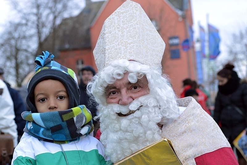 Im Mittelpunkt bleibt der Umzug mit Sankt Nikolaus. Begleitet von Engelchen des Kindergartens „Grünland“ führt der bärtige Mann den Zug in einer zweispännigen Kutsche an.Foto: ST