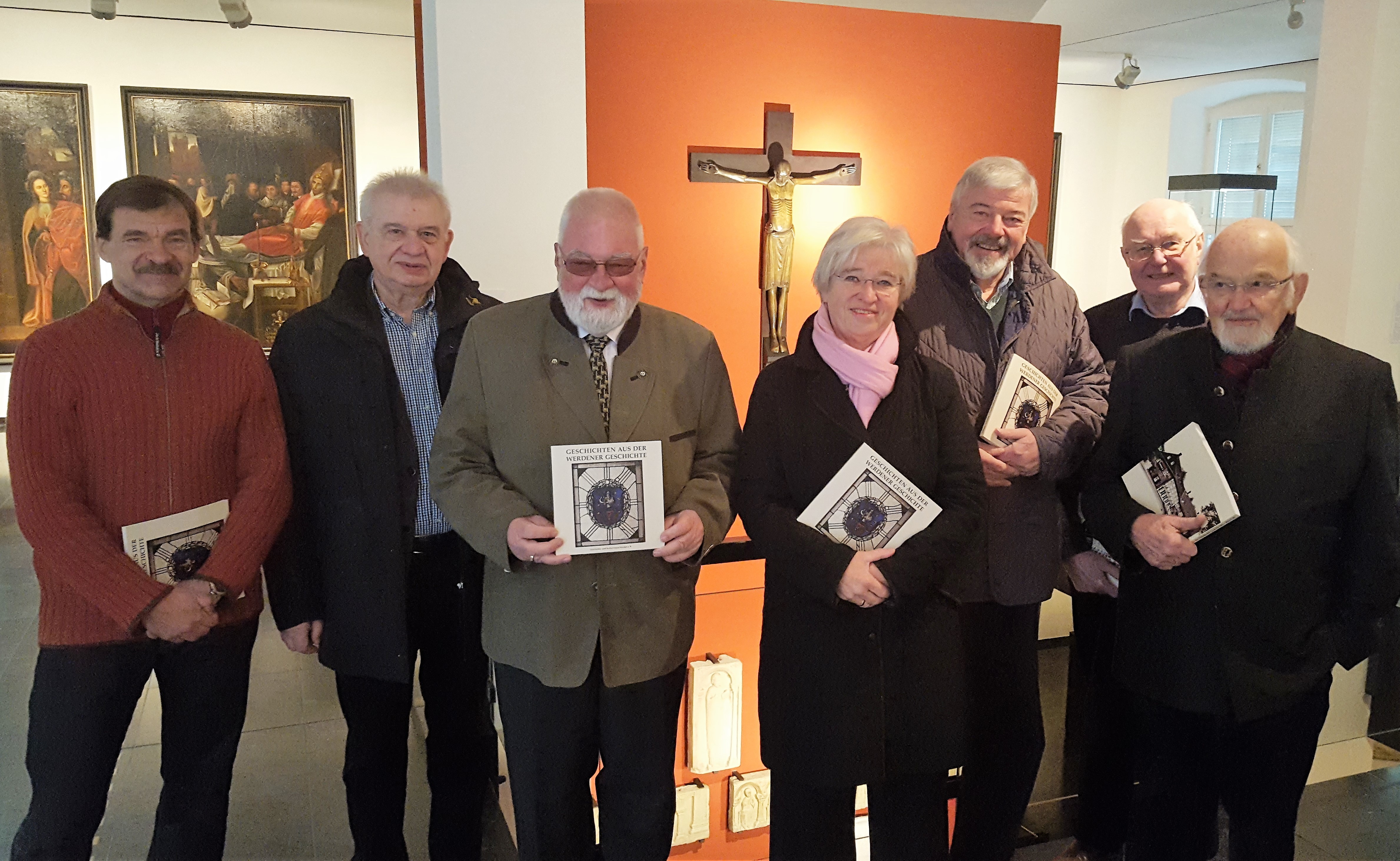 In der Schatzkammer präsentieren die Autoren Dr. Detlef Hopp, Karl-Heinz Lach, Klaus Höffgen, Dr. Edith Tekolf, Heinz-Josef Bresser, Franz Josef Schmitt und Herbert Schmitz ihr Werk.
Foto: Henschke