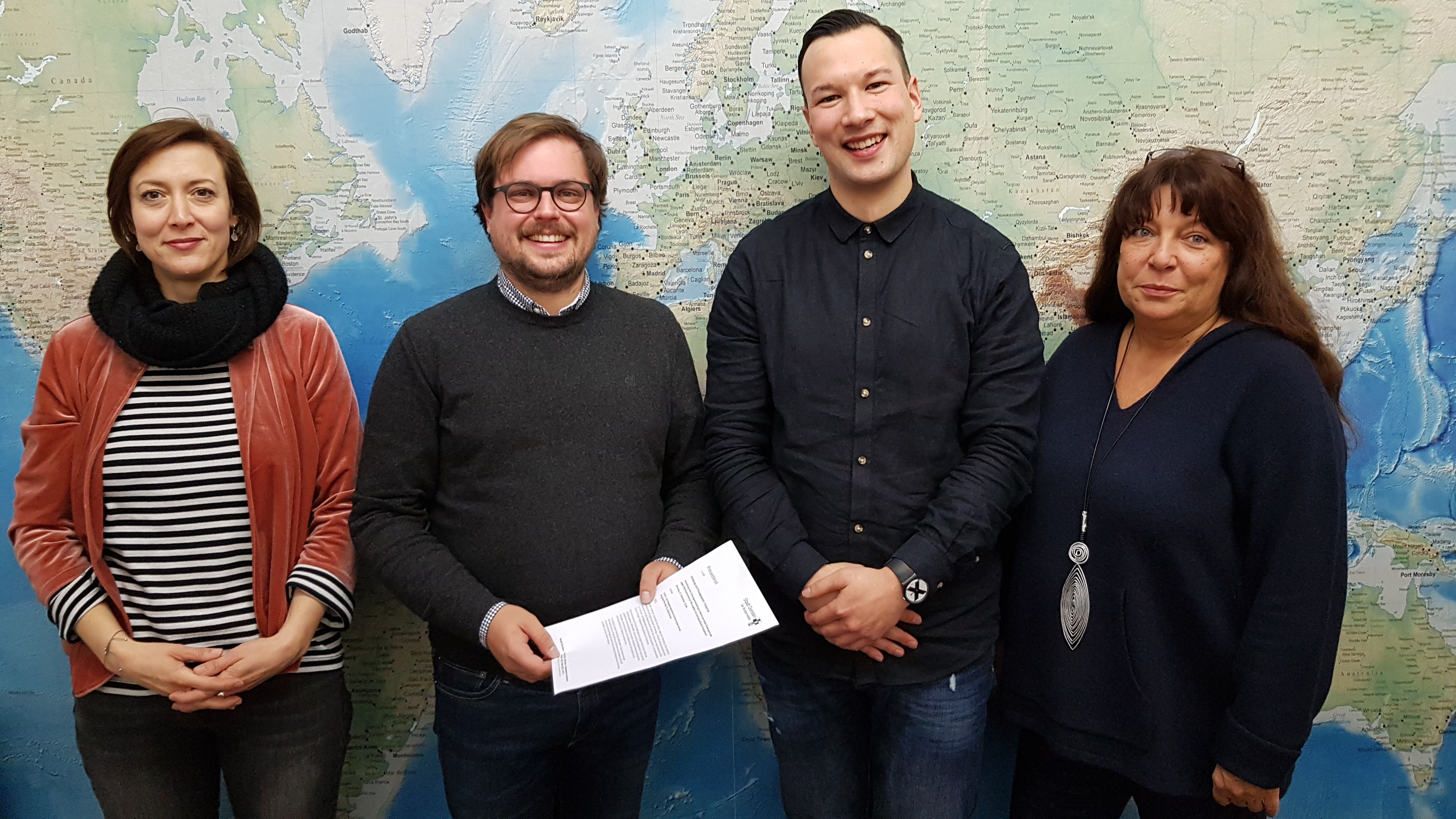 Das Bild zeigt (v.l.) die Kooperationspartner der Veranstaltung, Petra Kulhoff (Integrationsbeauftragte der Stadt Dorsten), Ruven Hein (Projekt Partnerschaft für Demokratie bei RE/init e. V.), Peter Römer (Projekt NRWeltoffen) und Barbara Wahl (Migrationsreferat des Verbandes der Ev. Kirchengemeinden).