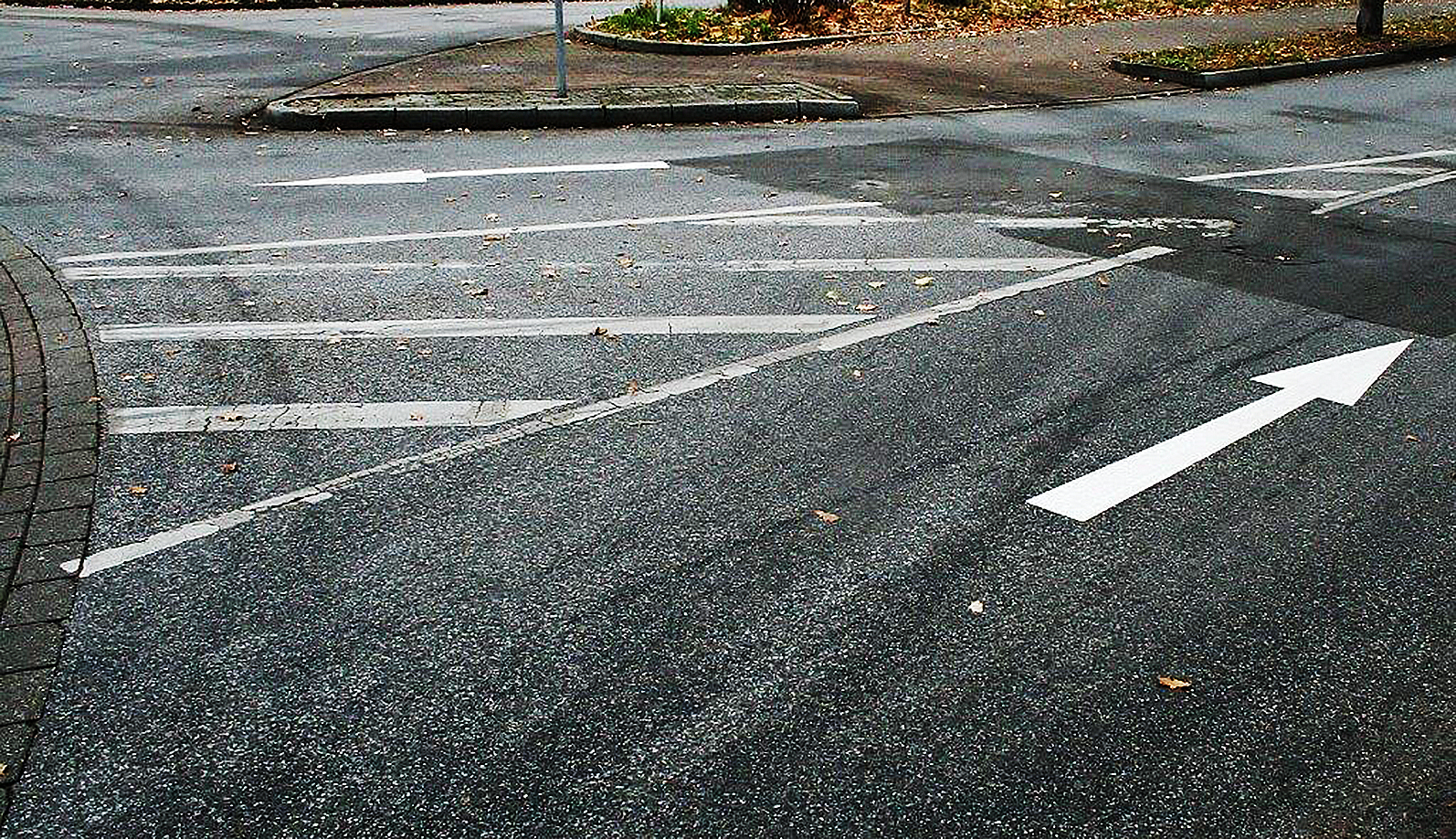 Neu auf der Fahrbahn aufgebrachte Richtungspfeiler sollen ab sofort im Bereich des Kreisverkehrs auf der Zweckeler Arenbergstraße für deutlich mehr Sicherheit sorgen.
