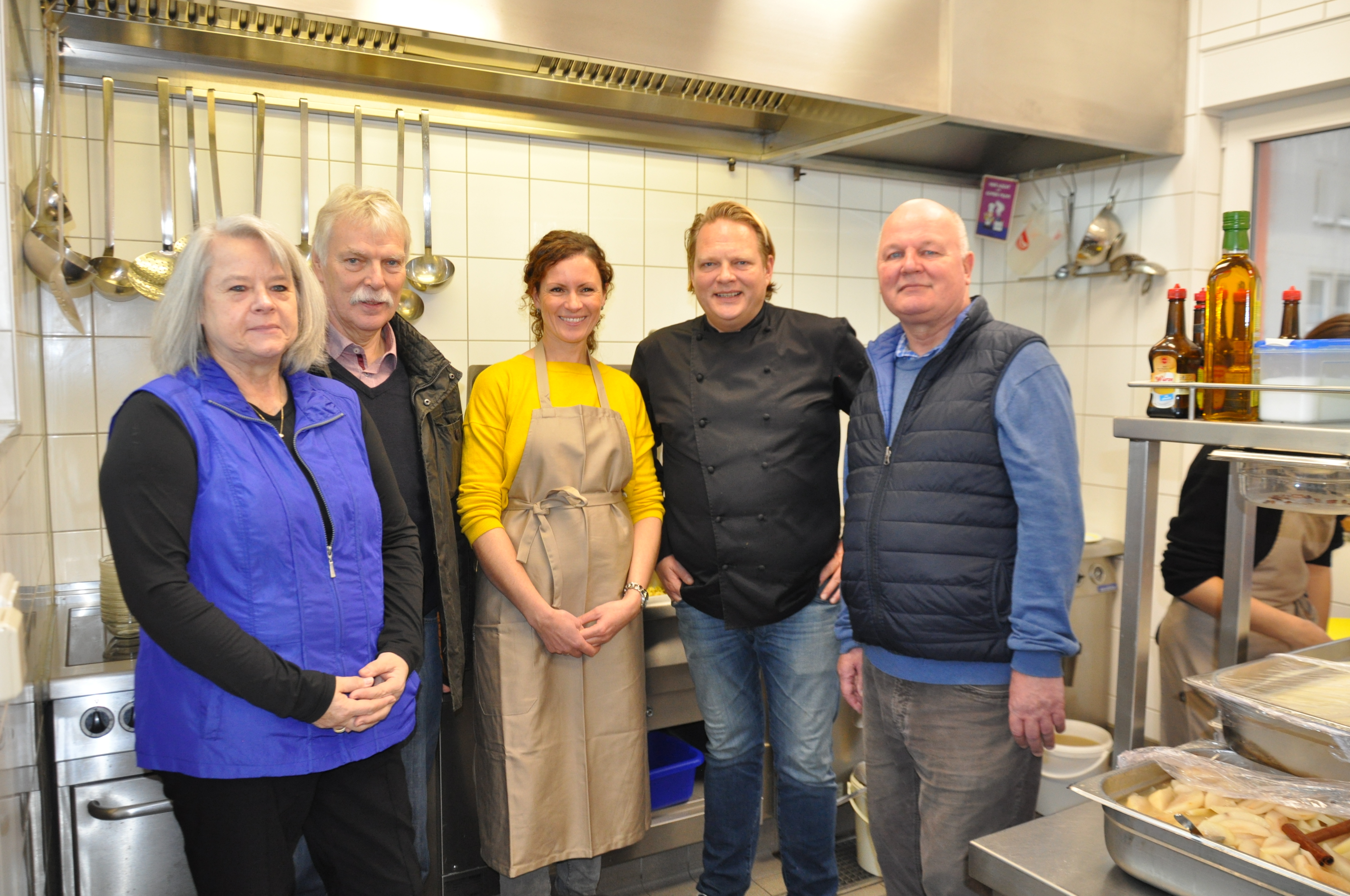 Das Foto zeigt (v.l.) Karin Vogeler, Prof. Dr. Theo Scholten (beide Vorstand Suppenküche), Moderatorin Anne Willmes, Sternekoch Björn Freitag und Ulrich Kramm (Vorstand Suppenküche).