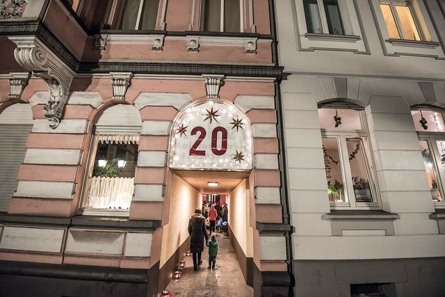 Bereits zum neunten Mal öffnet sich an jedem Abend um 18.30 Uhr in der Zeit vom 1. bis zum 24. Dezember an einem anderen Haus oder Ort in Ruhrort ein Fenster oder eine Tür. Dort wird dann für etwa 15 Minuten ein, wie auch immer gestalteter, vorweihnachtlicher Beitrag präsentiert.