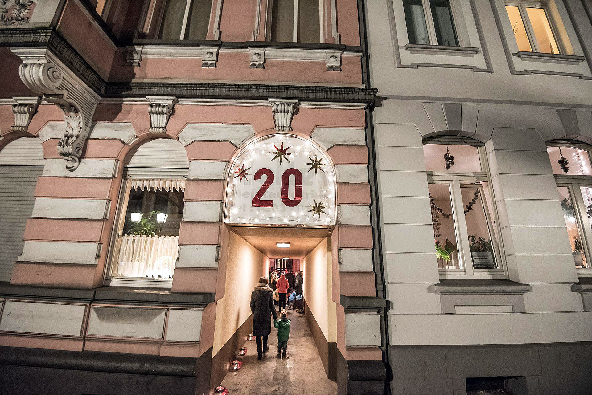 Bereits zum neunten Mal öffnet sich an jedem Abend um 18.30 Uhr in der Zeit vom 1. bis zum 24. Dezember an einem anderen Haus oder Ort in Ruhrort ein Fenster oder eine Tür. Dort wird dann für etwa 15 Minuten ein, wie auch immer gestalteter, vorweihnachtlicher Beitrag präsentiert.
