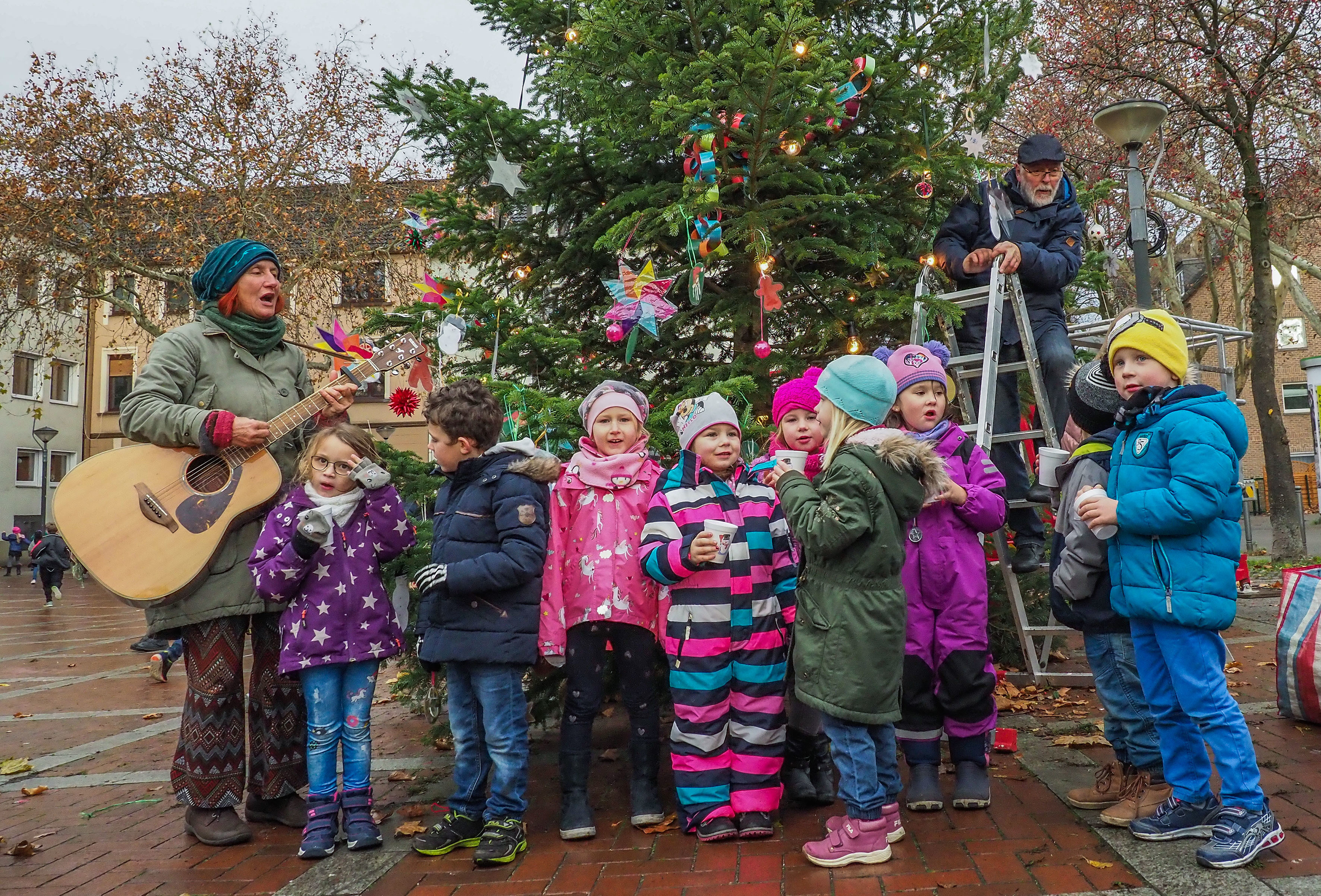 Viele haben mitgeholfen, um den zehn Meter hohen Baum in Frintrop in einen bunt geschmückten Weihnachtsbaum zu verwandeln: Den schönsten in ganz Essen - da waren sich die Kids einig.
