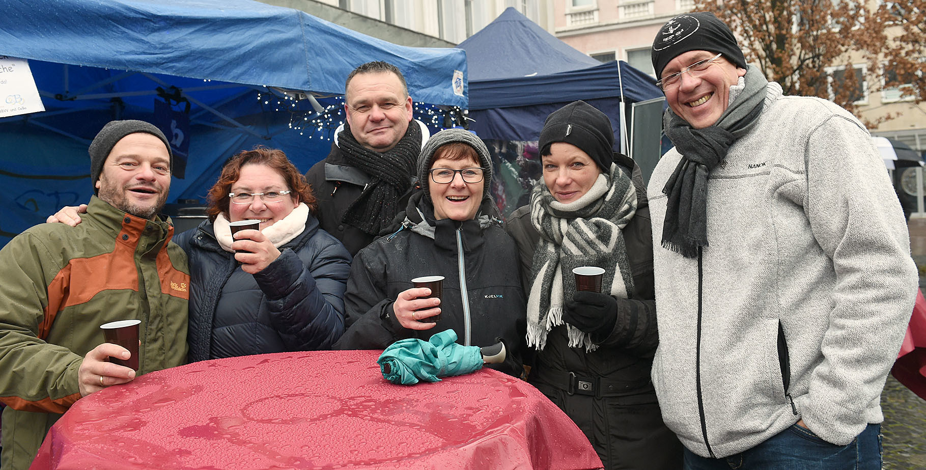 Den Anfang macht am ersten Advent der Borbecker Weihnachtsmarkt-Tag. Bereits um 11 Uhr öffnen die Büdchen und Stände auf dem Borbecker Platz und dem Dionysius-Kirchplatz ihre Pforten. Dazu gibt es Musik und alles das, was zu einem gelungenen alternativen Weihnachtsmarkt-Tag dazu gehört.