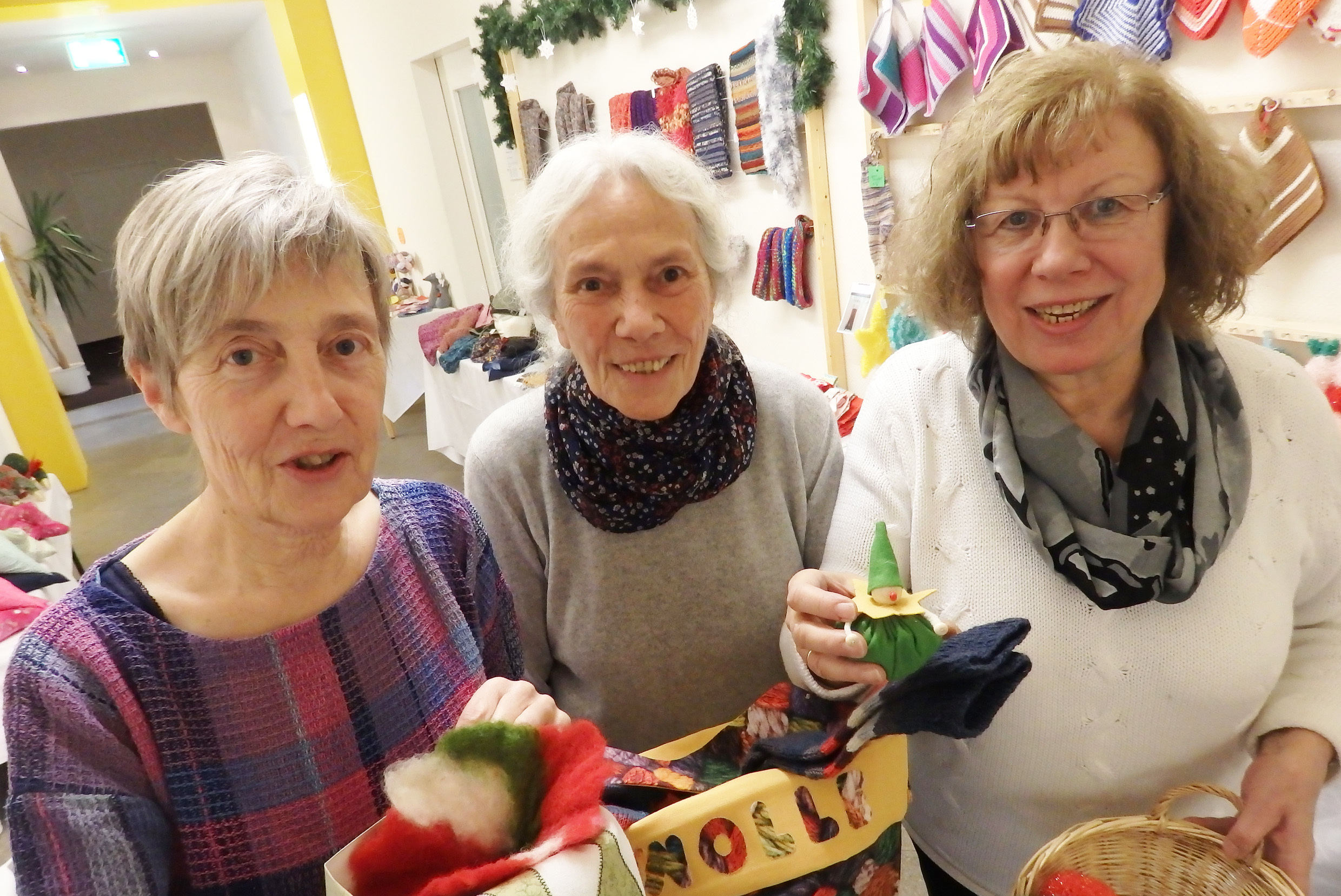 Unser Foto ist am Freitagmittag im Haus der Evangelischen Kirche entstanden, wo der Weihnachtsbasar der Aktion Menschenstadt noch bis zum 7. Dezember täglich seine Türen im Erdgeschoss öffnet.