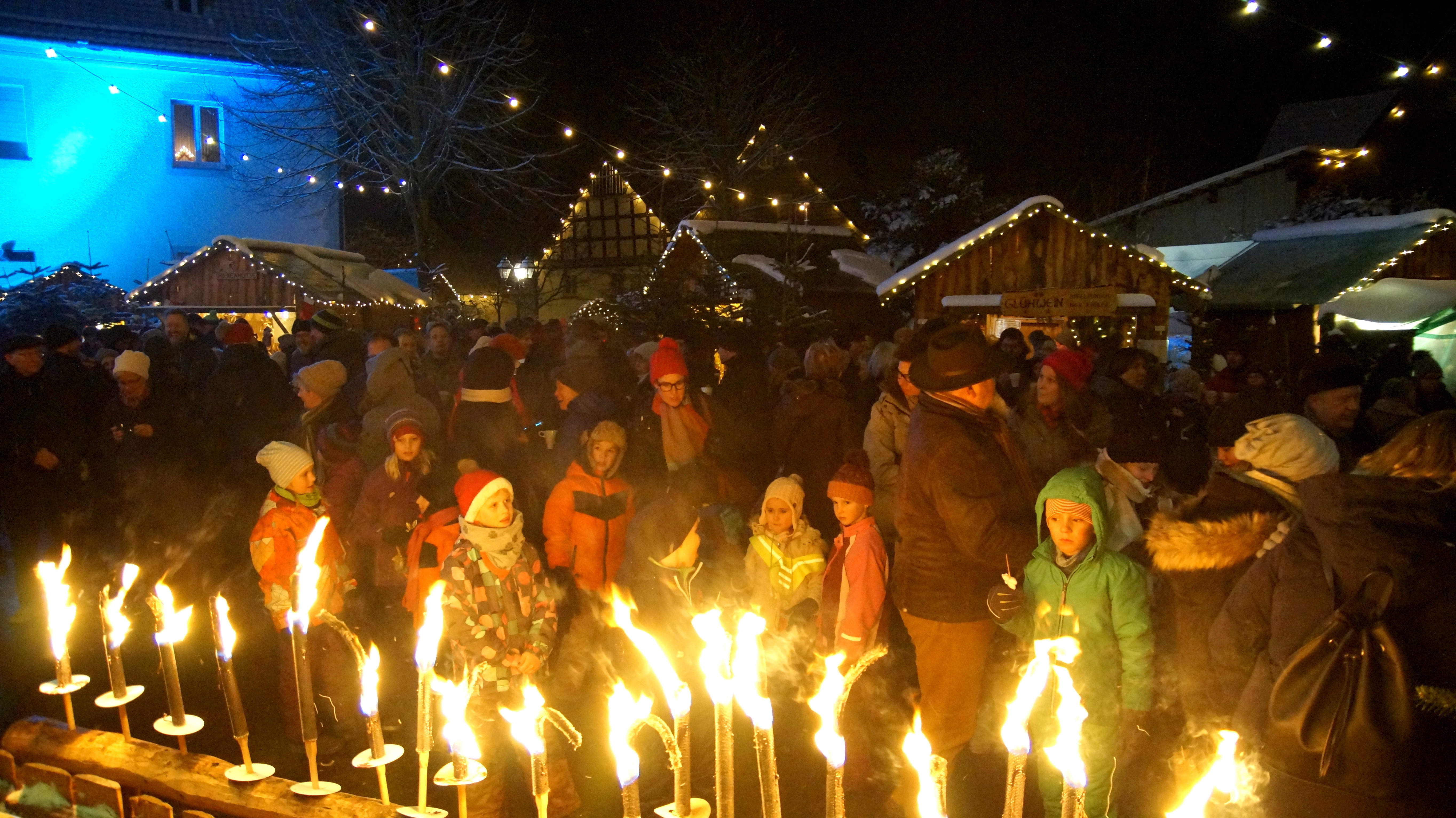 Im Schein unzähliger Lichter und Kerzen präsentieren sich Handwerker, Künstler und Händler sowie heimische Vereine auf dem Allendorfer Weihnachtsmarkt.