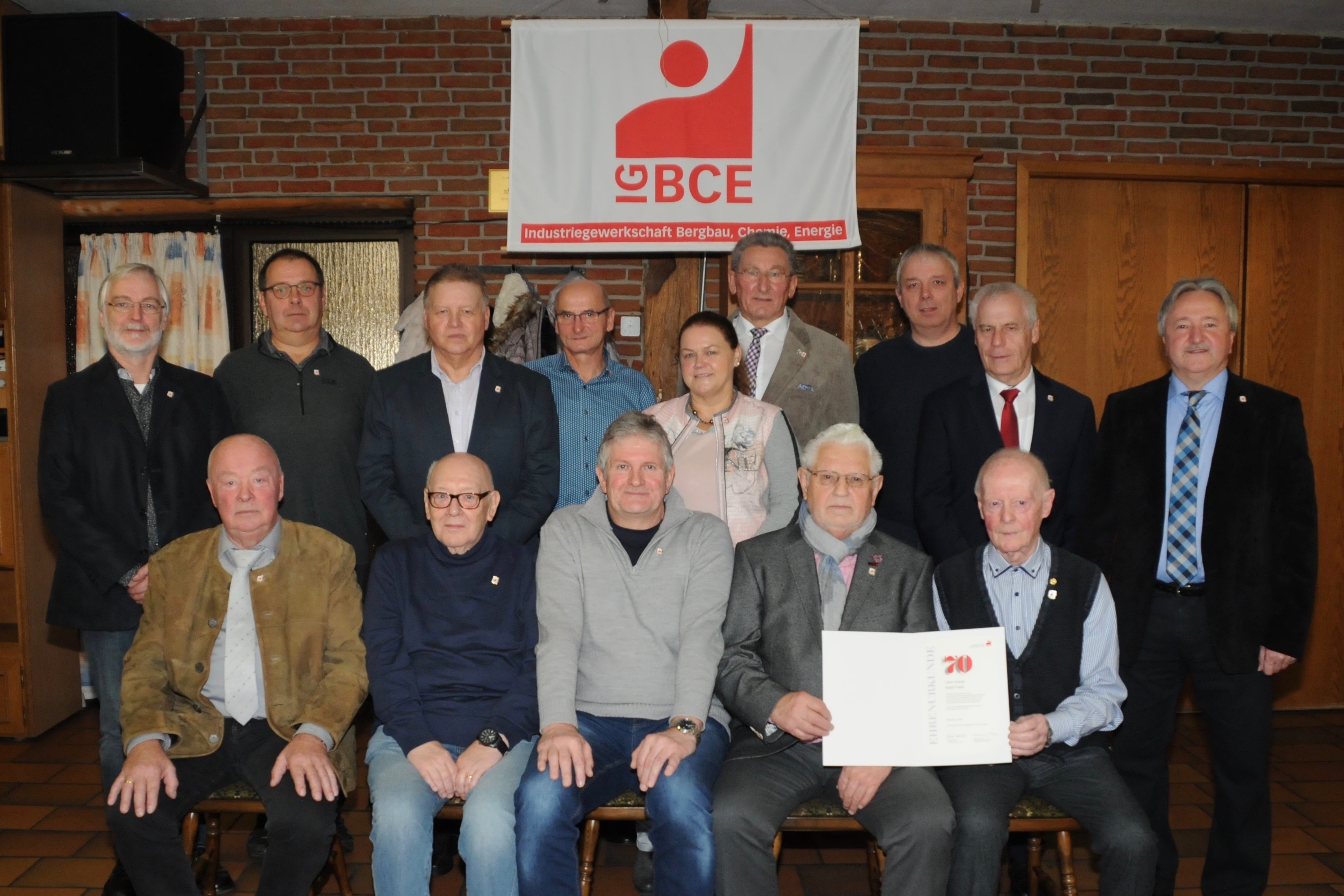 Beachtenswerte 70 Jahre sind Johann Muehlhans und Adolf Frank treue Mitglieder der IGBCE Ortsgruppe Reken.