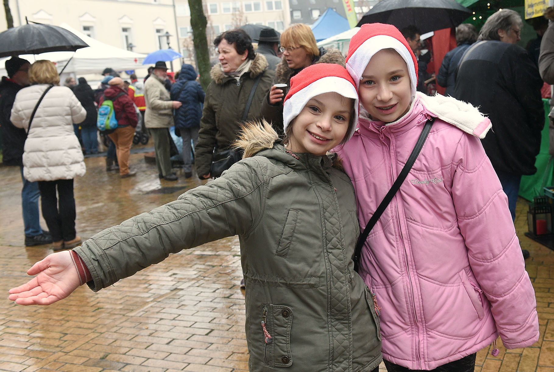 Ein pralles Programmpaket haben die Borbecker in diesem Jahr für den 1. Advent geschnürt. Die Einladung für Sonntag steht: Weihnachtsmarkt-Tag, verkaufsoffener Sonntag mit Kinderfest und die Eröffnung der Lichttwochen. Mehr geht nun wirklich nicht.