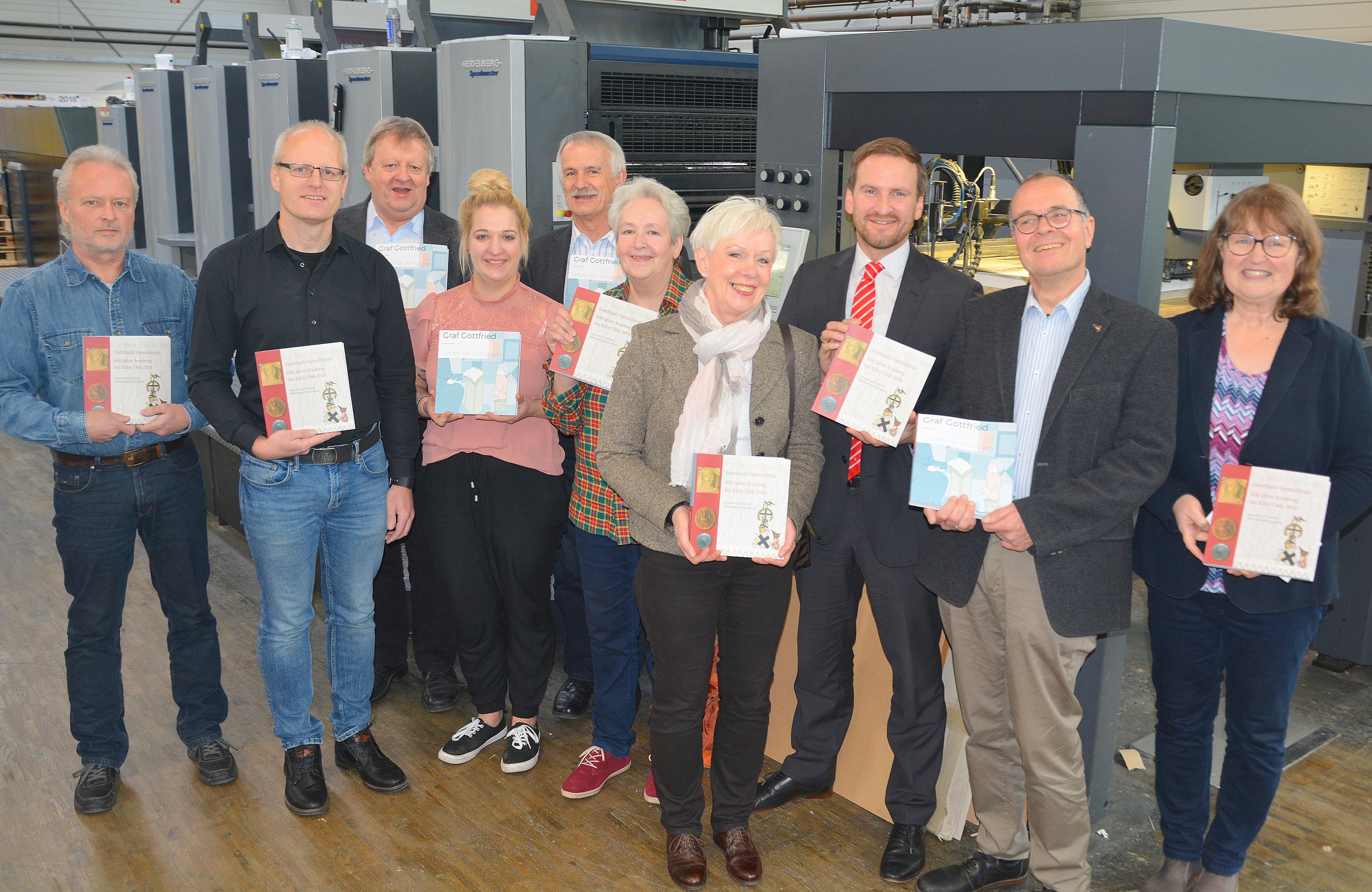 Eckhard Schmitz, Thorsten Kapteiner, Werner Bühner, Inga Münstermann, Michael Gosmann, Inge Lauber-Zelt, Barbara Köster-Ewald, Matthias Brägas, Peter Kleine und Christine Becker (v.l.) rücken mit diesem Buch die Erinnerung an Graf Gottfried IV. in den Mittelpunkt.