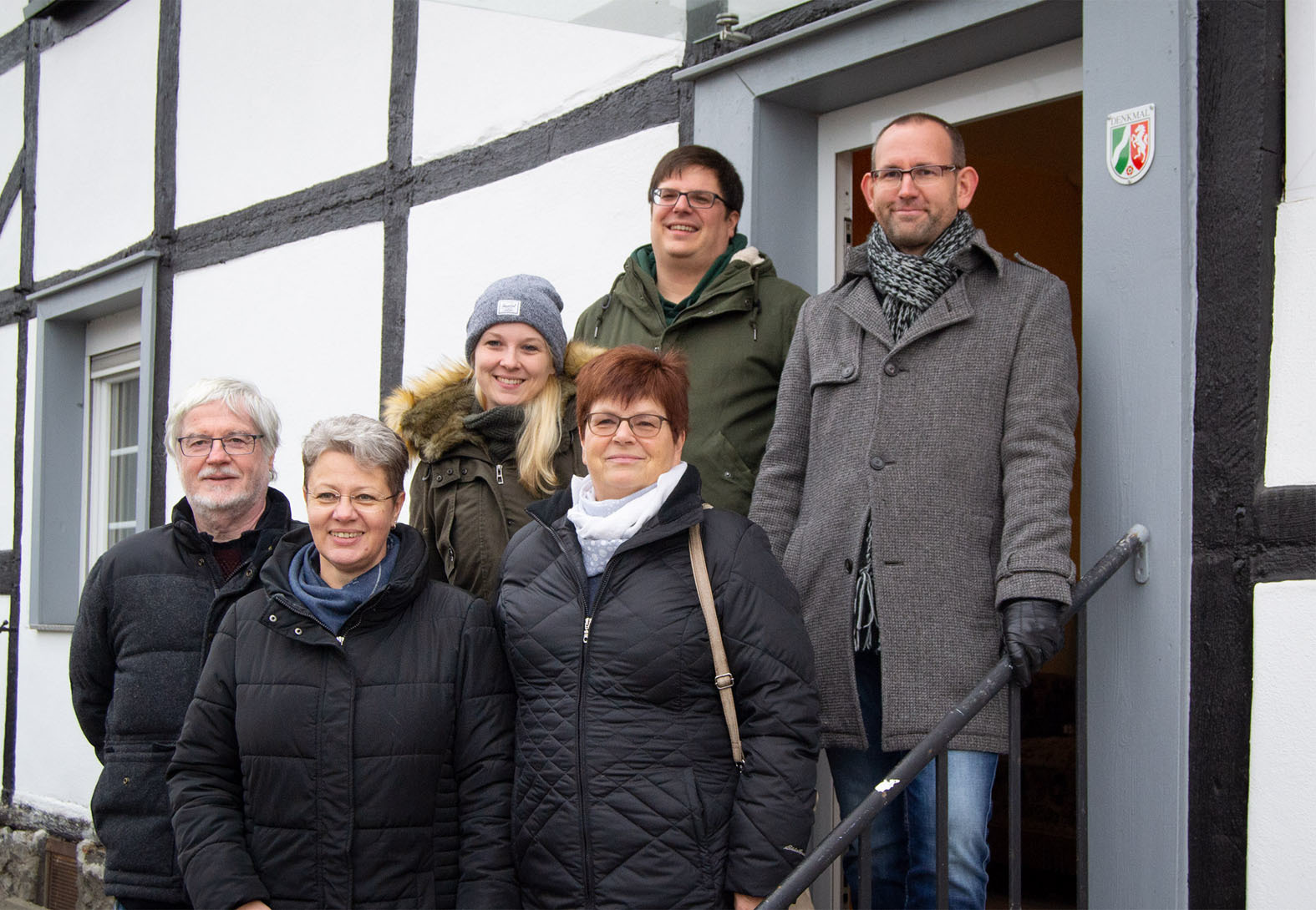 Bei einem Pressetermin überreichten Heike Berlinski und ihre Kollegin Melissa Schallmay von der Unteren Denkmalbehörde (2. und 3. v.l.) gemeinsam mit Stadtbaurat Thorsten Grote (r.) die Denkmalplakette an den Eigentümer des Gebäudes Hagener Straße 92, Maximilian Kissing (2.v.r.). Mit dabei waren Manfred und Sylvia Kissing. Foto: Stadt