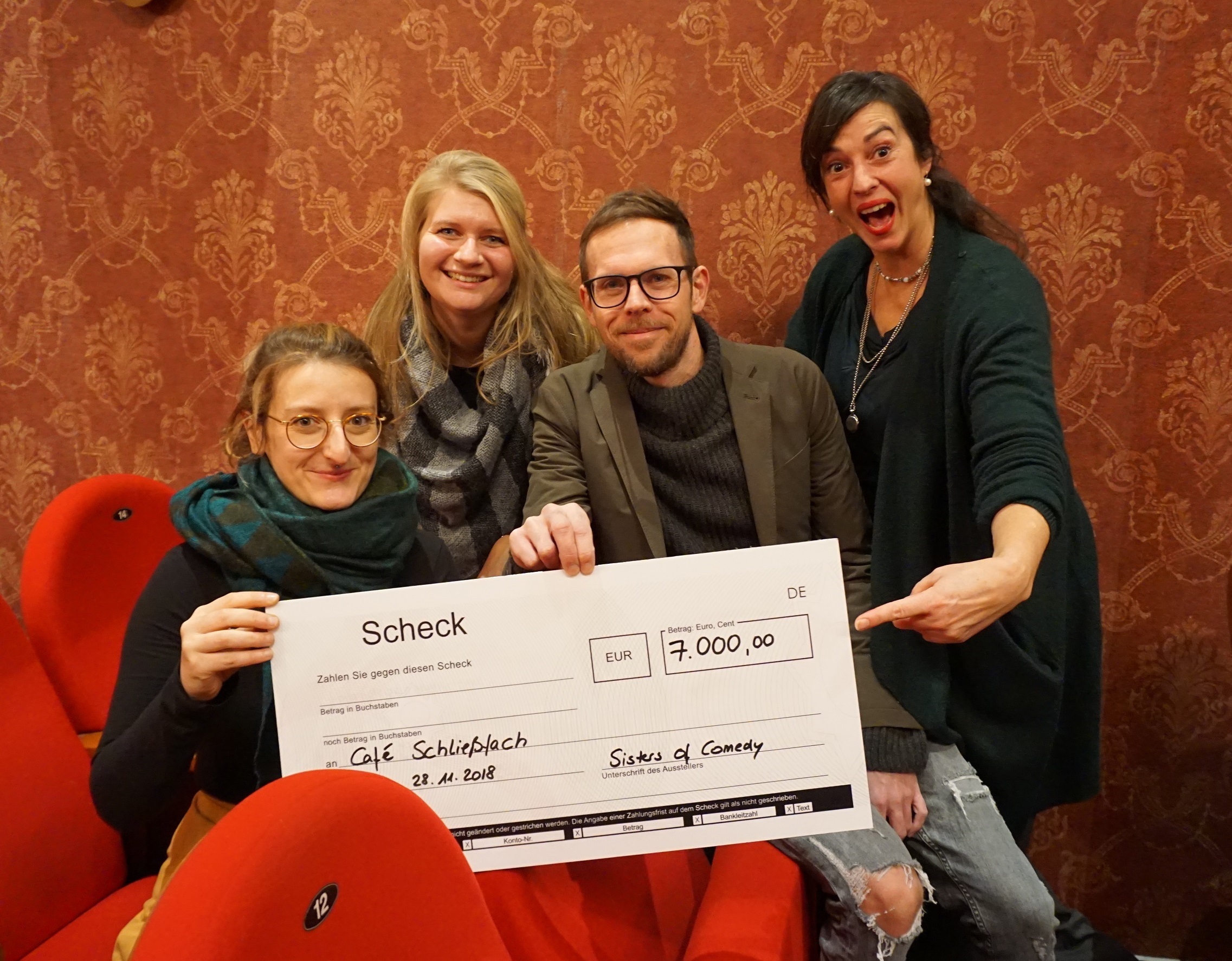 Foto (v.l.n.r.): Sarah Hermes (Café Schließfach), Nicole Martin (Café Schließfach), Philipp Stratmann, Franziska Dannheim (Sisters of Comedy).
