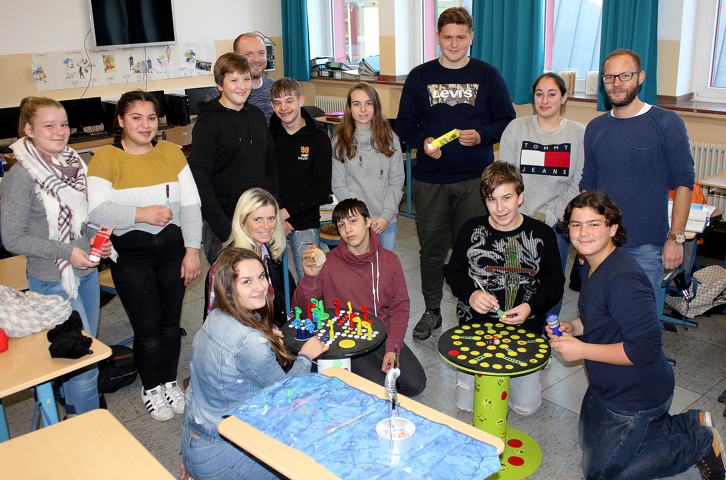 Upcycling praktizierten die jungen Damen und Herren der Klasse 9b der Braucker Roßheideschule. Nun möchten sie die bei der Aktion entstandenen Spieltisch meistbietend versteigern. Unser Foto zeigt die Schüler gemeinsam mit ihrer Klassenlehrerin Kerstin Widlak-Gudd, dem stellvertretenden Schulleiter Tobias Gahlen sowie Christian Hotze von "youngcaritas".