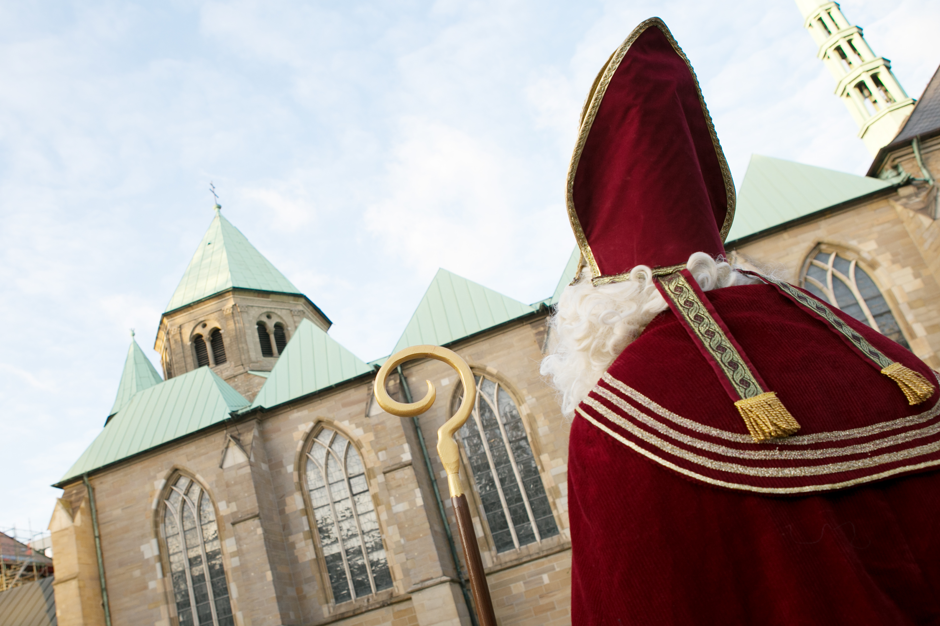 Warum ist ein Bischof, der vor rund 1700 Jahren in der heutigen Türkei lebte, heute noch bei uns so populär? Auch darüber sprechen die Nikoläuse am Essener Dom mit Passanten und Besuchern.