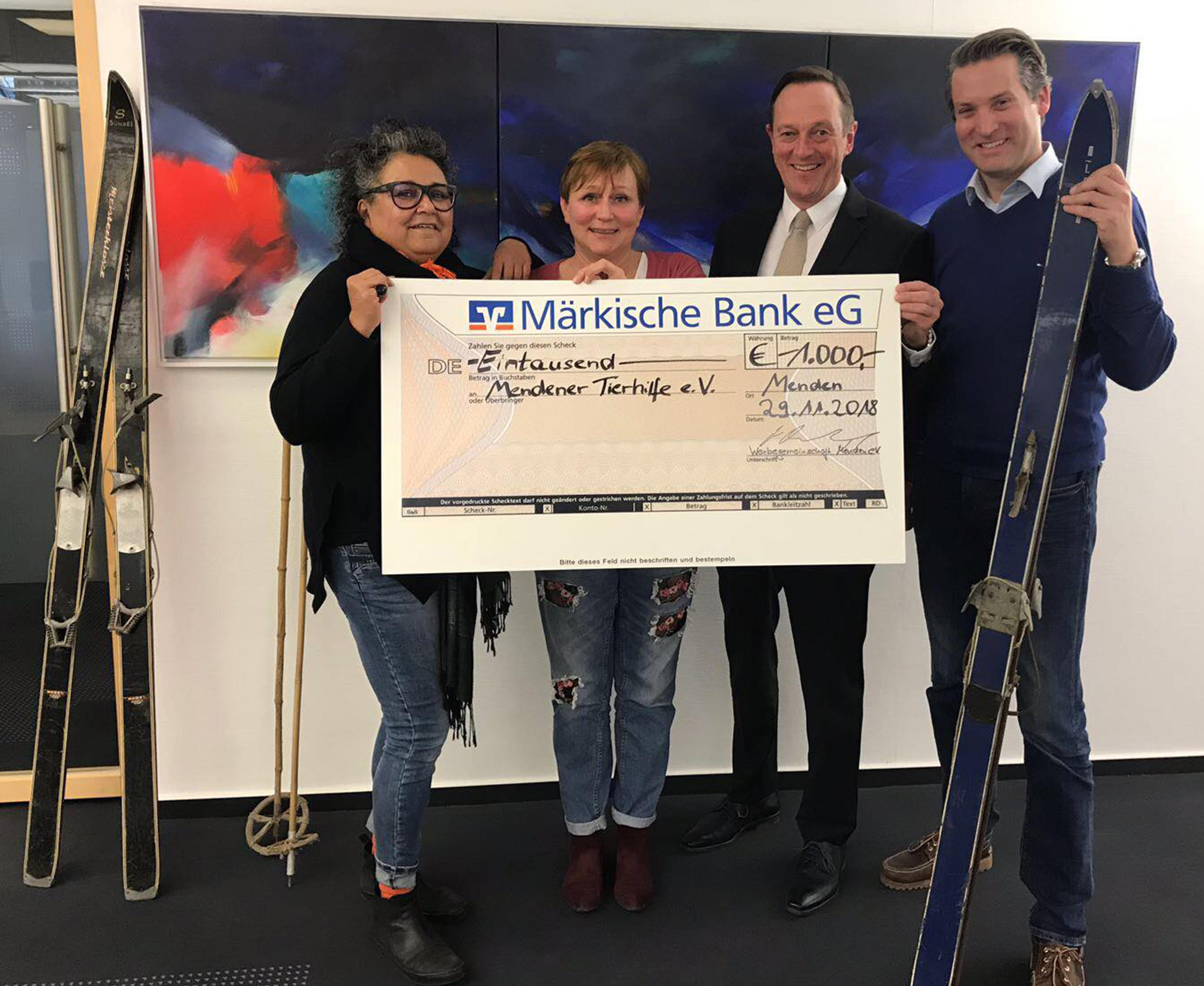 Bei der Spendenübergabe: Jenni Gröhlich (l.), Frank Oberkampf (r., beide Werbegemeinschaft Menden), Kordula Passlak (Mendener Tierhilfe) und Martin Weber (Märkische Bank). Foto: Privat