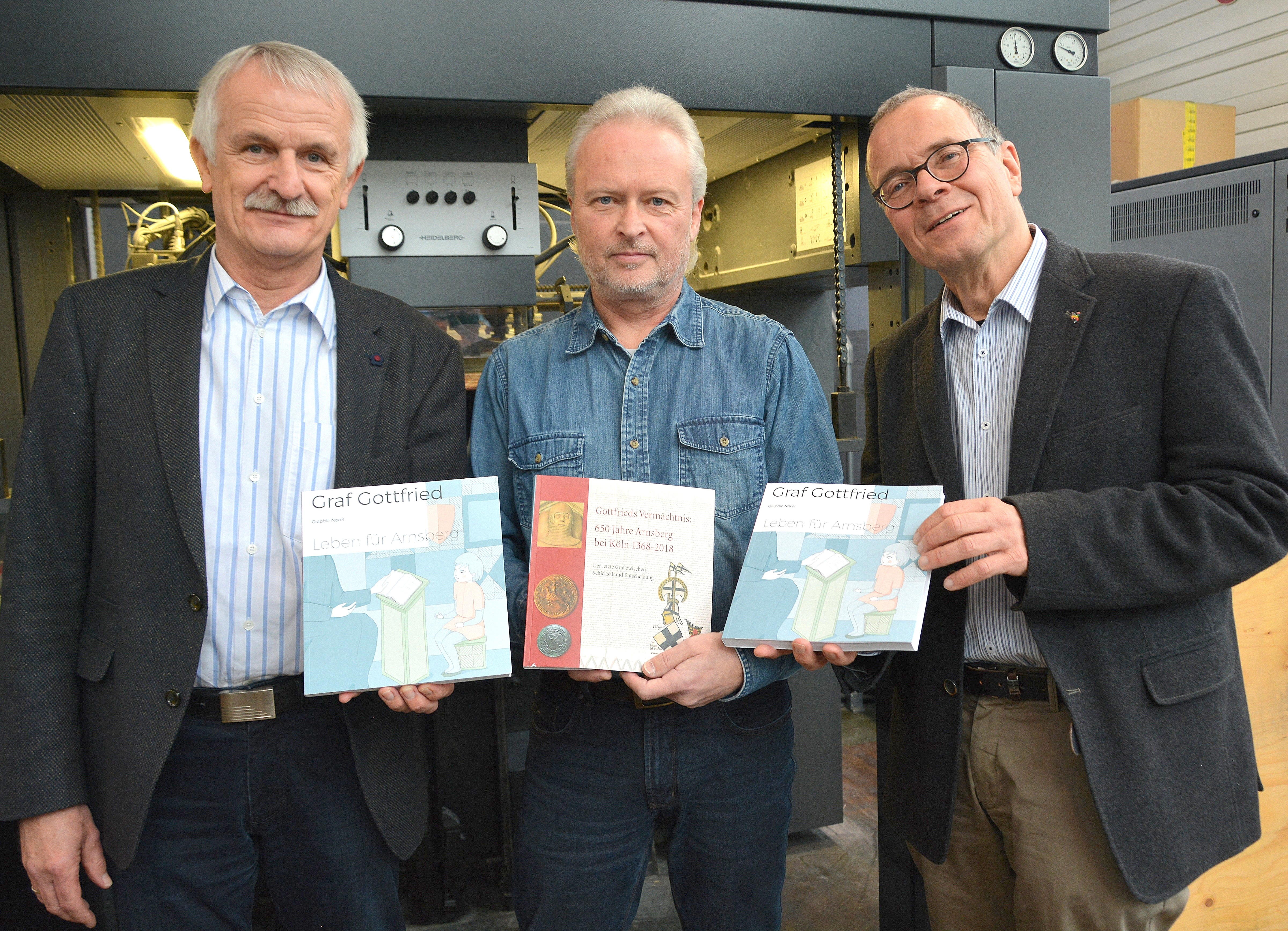 „Gottfrieds Vermächtnis: 650 Jahre Arnsberg bei Köln 1368 – 2018" ist 220 Seiten stark und erzählt Details aus dem Leben des Arnsberger Grafen (v.l.: Michael Gosman, Eckhard Schmitz und Peter Kleine.