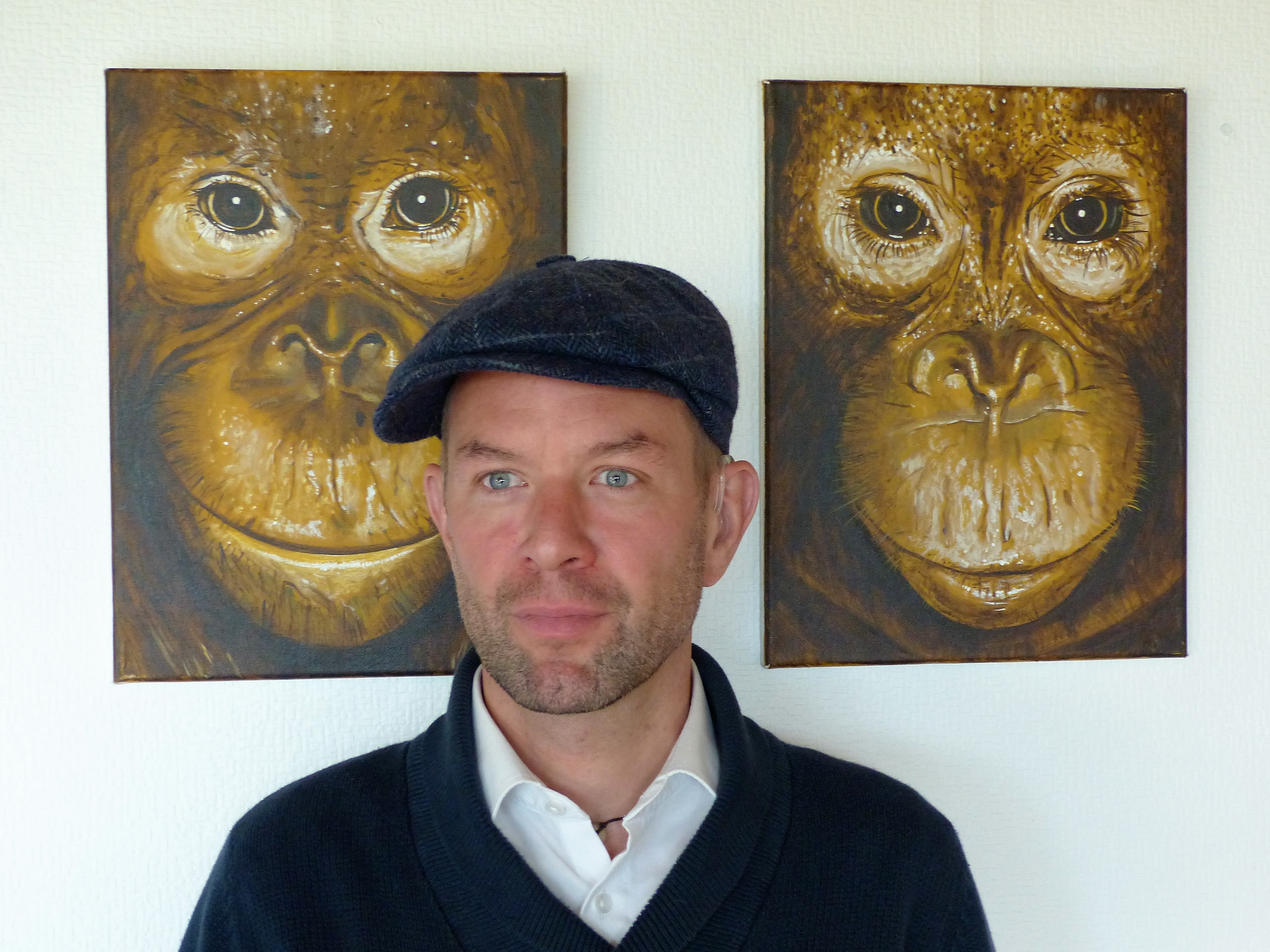 Daniel Akiva mit den Portraits der beiden Affen Rio und Zidane stellt seine Werke im Haus Glörtal aus.