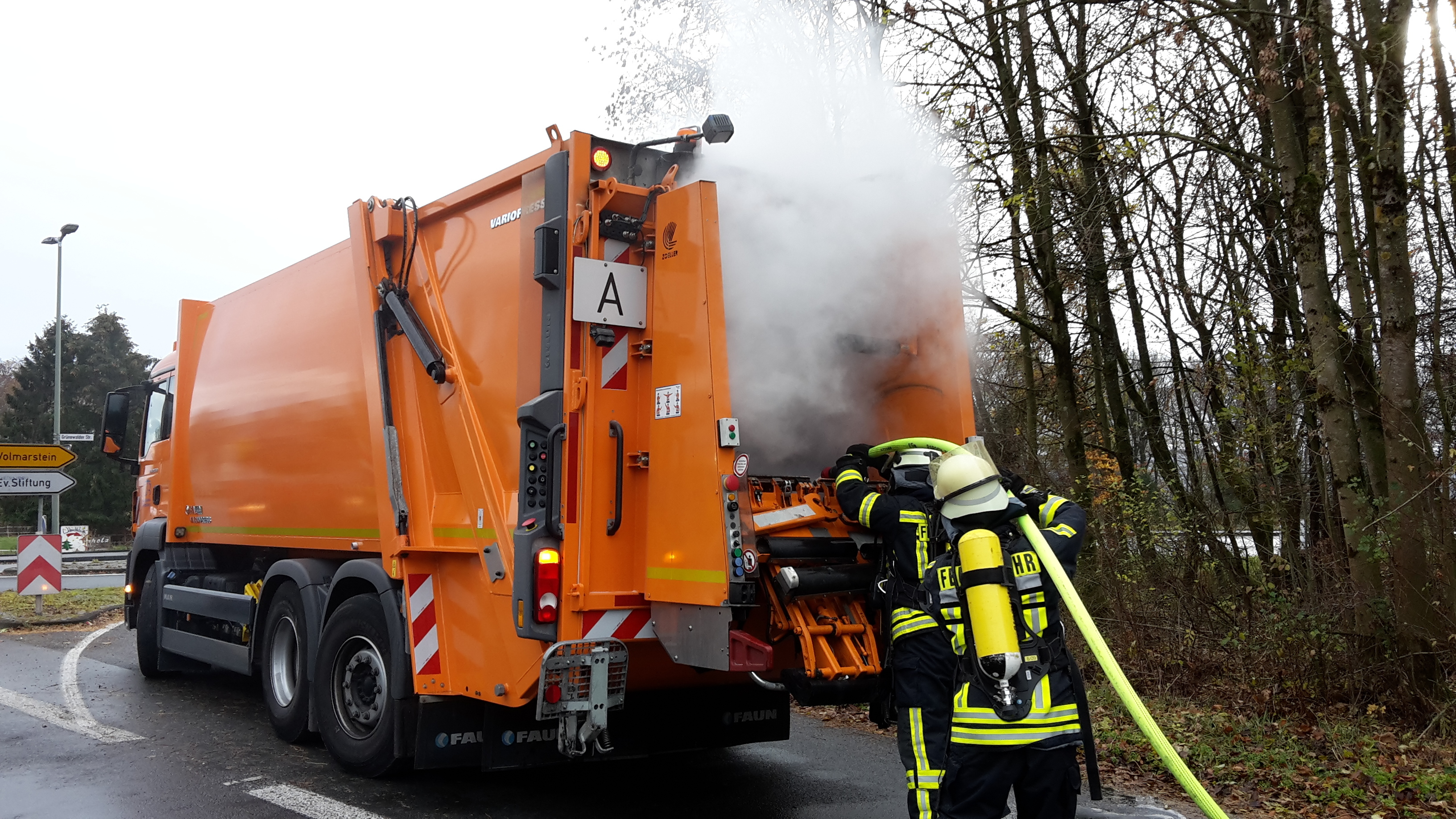 Während der Leerungstour in Grundschöttel brannte es plötzlich in dem Müllfahrzeug.