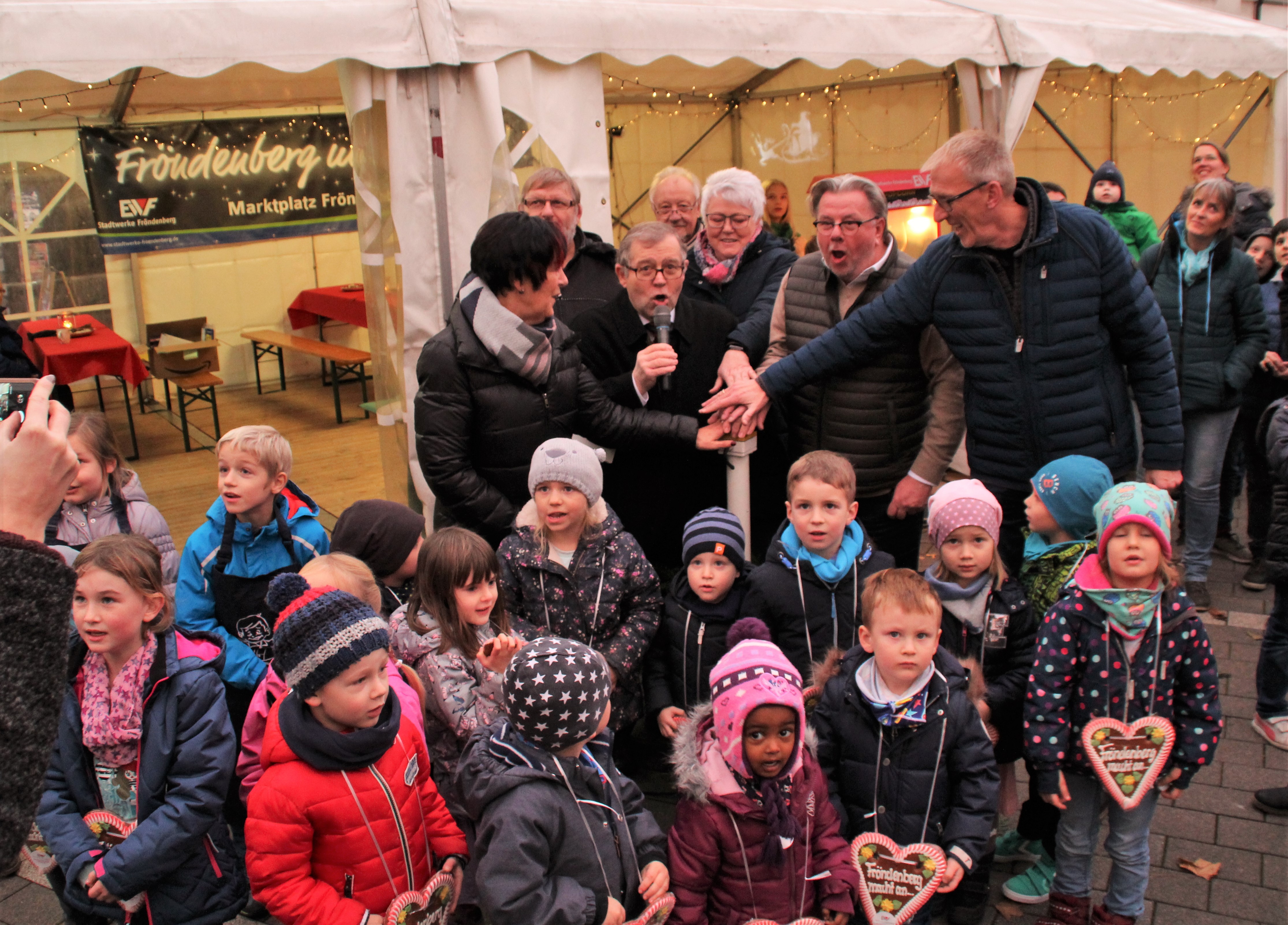 Null - Licht an! Gerhard Greczka (Aufsichtsratsvorsitzender, 2. v. r.) und Stadtwerke-Geschäftsführer Bernd Heitmann (Vordergrund li.) zählten mit den Kindern den Countdown runter.