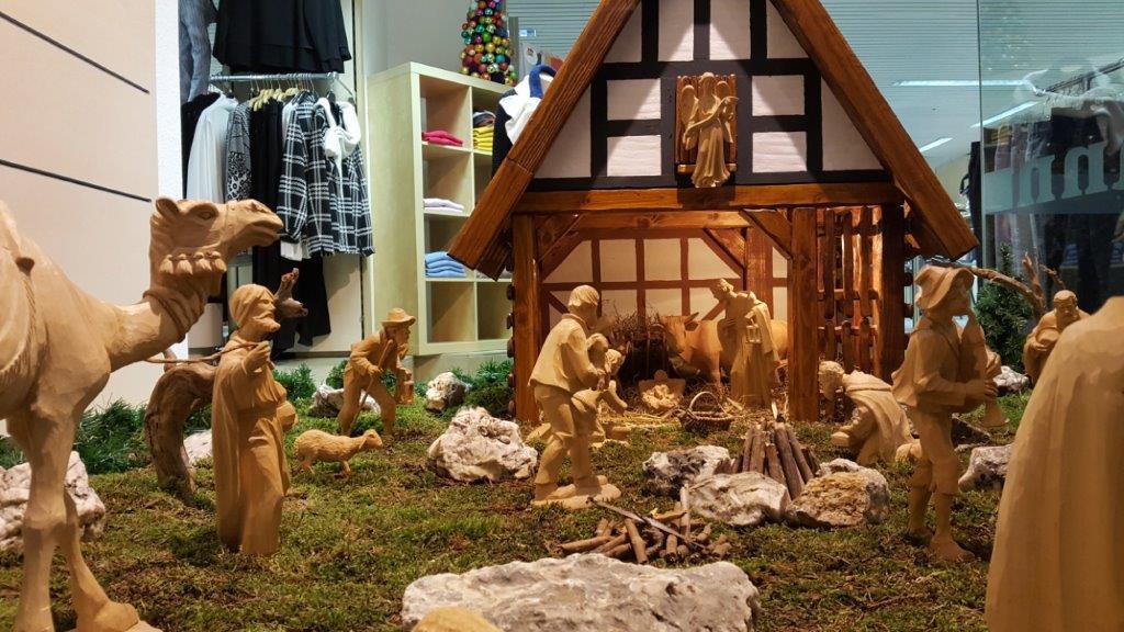 Westfälische Krippe im Schaufenster Wortmann in Menden-Lendringsen