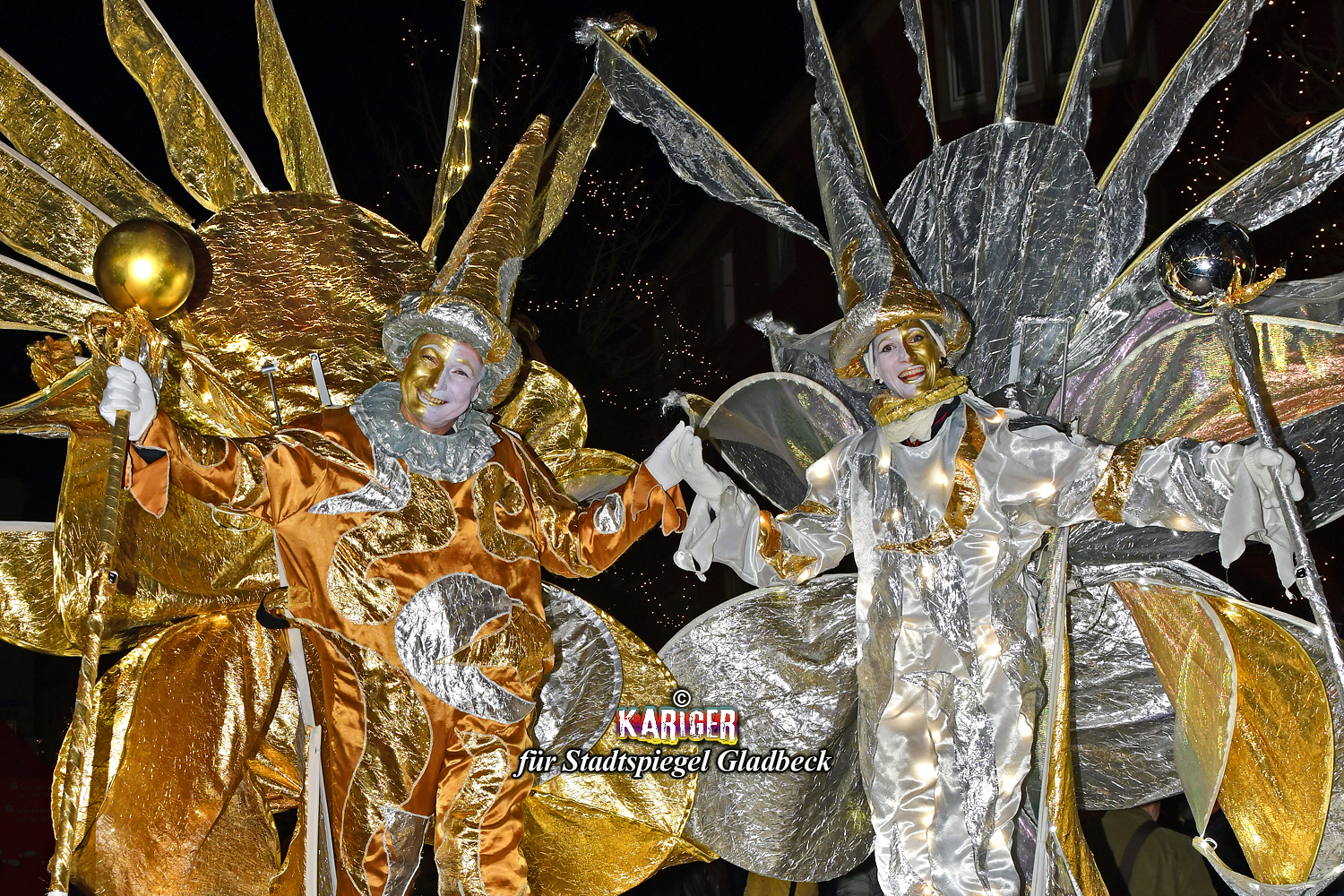 Mit dem Walk-Act "Gold & Silber" hatte die Werbegemeinschaft Gladbeck als Hingucker für die zahlreichen Besucher zum 10. Zimtsternfest voll ins Schwarze getroffen. Foto: Kariger