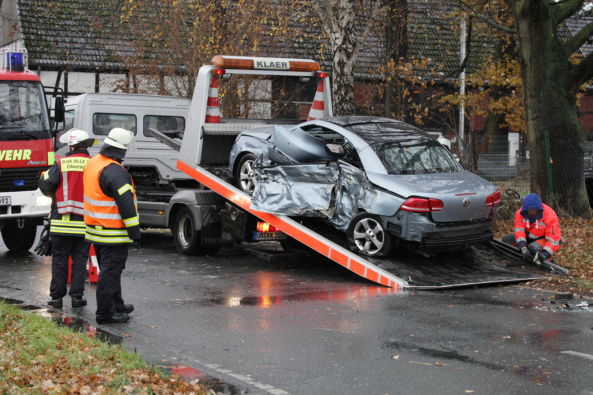 Der Aufprall riss die Seite des Volkswagens auf, in diesem Auto erlitt der Fahrer schwere Verletzungen.