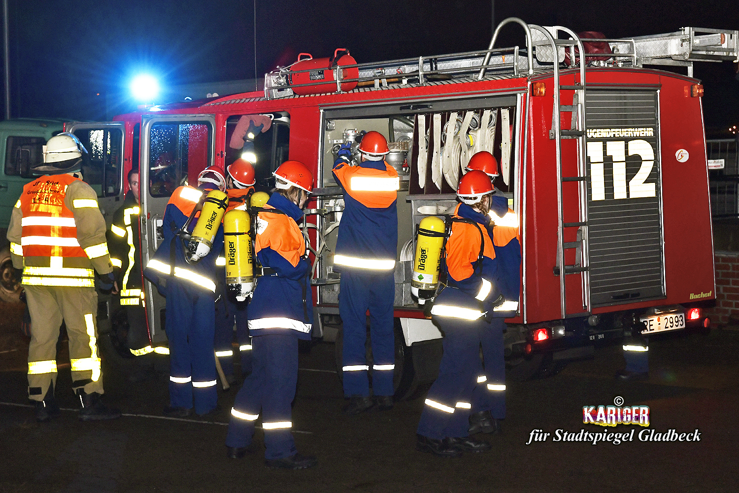 Voller Ehrgeiz im Einsatz während ihrer Übung auf dem ehemaligen Geländer der Zechen- und Hafenbahn befanden sich die Übungsteilnehmer/innen, die von der Jugendfeuerwehr Dorsten Unterstützung bekamen.