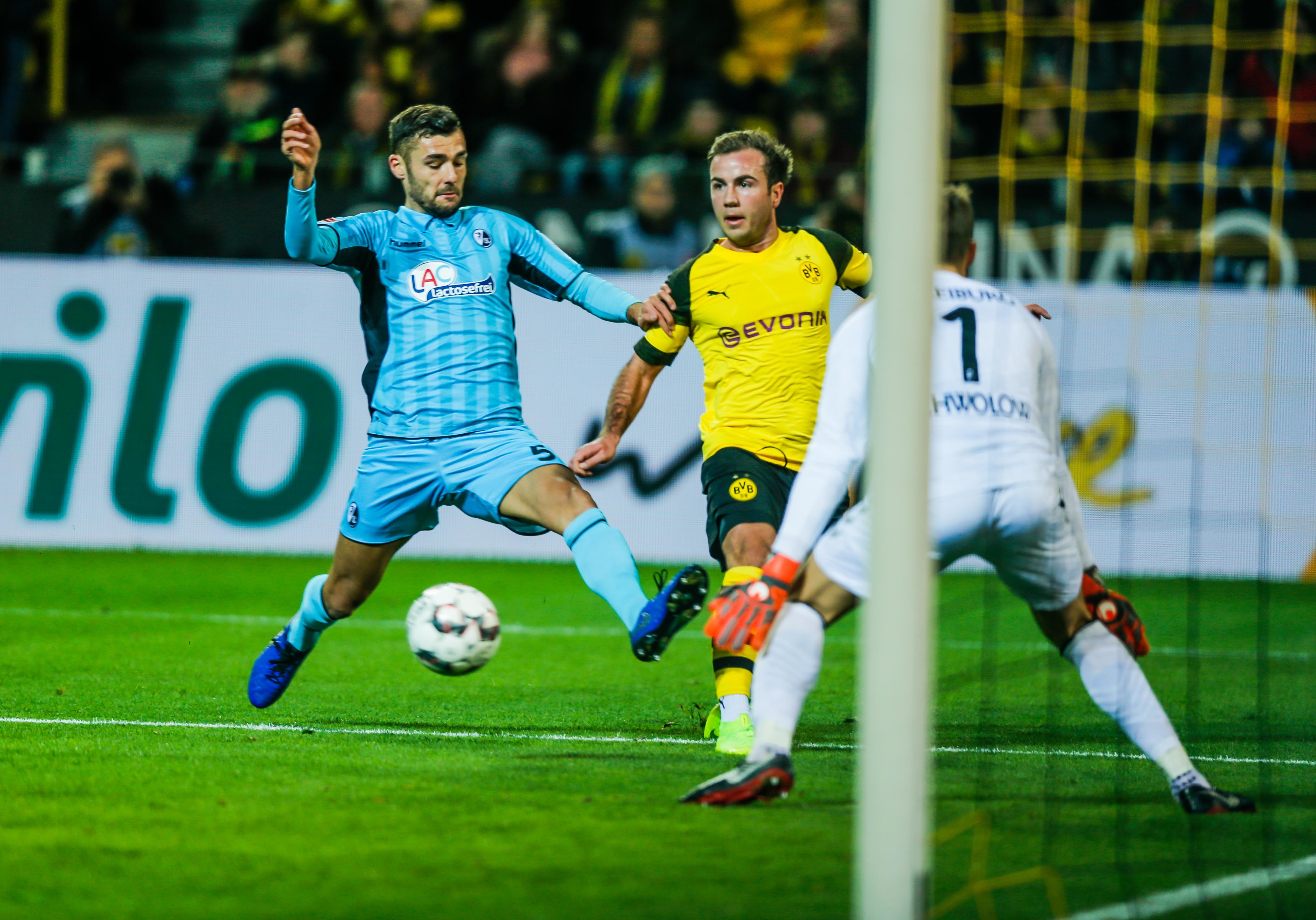 Der BVB um Mario Götze (m.) ist auch nach dem 13. Spieltag weiter ohne Niederlage. Gegen den SC Freiburg gelang ein 2:0-Heimsieg.